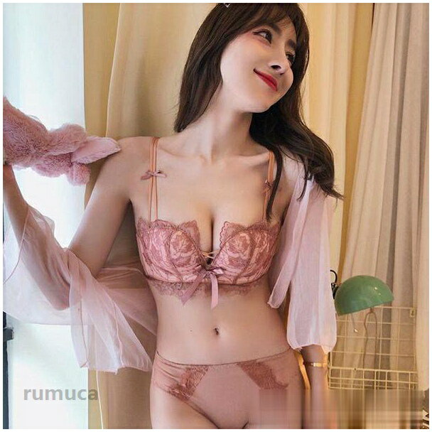 レースがおしゃれなレディース用ブラジャー。 リボン付きのダブルストラップが可愛い クロスにしたりストレートにしたり、コーデに合わせてストラップをアレンジできます◎ 【サイズについて】画像をご参照ください。 【カラーについて】生産ロットにより柄の出方や色の濃淡が異なる場合がございます。 お使いのモニターや撮影時の光の加減などにより 画像と実際の商品のカラーが異なる場合もございます。 予告なしにカラーやデザインなどの変更がある場合もございます。 【素材について】ナイロン、ポリウレタン 【補足説明】商品の性質上、手洗いでのお洗濯をお勧めしております。ブラジャー 1/2カップブラ 単品 レディース インナー 女性下着 ノンワイヤー 盛れる ダブルストラップ 総レース リボン 4段ホック 3列ホック ランジェリー 可愛 メーカー希望小売価格はメーカーカタログに基づいて掲載しています