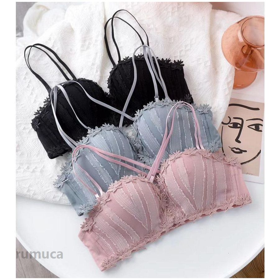 ストラップレスブラにもなる2WAY仕様上薄下厚パッド付きの3/4カップノンワイヤーブラです。※ブラジャー単品の販売です。【サイズについて】A／Bのカップサイズは共通です。アンダーバストのサイズでお選びください。各カップサイズは選択できませんのでご注意ください。【素材について】80％ナイロン20％ポリウレタン【カラーについて】生産ロットにより柄の出方や色の濃淡が異なる場合がございます。お使いのモニターや撮影時の光の加減などにより画像と実際の商品のカラーが異なる場合もございます。予告なしにカラーやデザインなどの変更がある場合もございます。【補足説明】※商品の性質上、手洗いでのお洗濯をお勧めしております。※色落ちする場合がございます。手洗い後、ご着用くださいますようお願い致します。ブラジャー ストラップレスブラ 2WAY レディース ノンワイヤー 3/4カップ レース 下着 厚手ブラパッド フロントホック メーカー希望小売価格はメーカーカタログに基づいて掲載しています