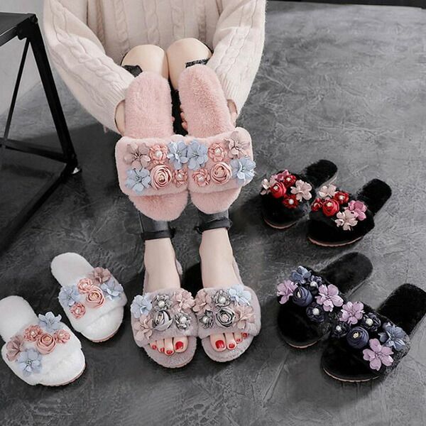 ルームシューズ ■素材 フェイクファー、ゴム ■サイズ(cm) S（22.5-23cm） M（23.5-24cm） L（24.5-25cm） XL（25.5-26cm） ■カラー ：カラー1、カラー2、カラー3、カラー4、カラー5 ■生産国 ：中国 注意点 ※お取り扱いの注意につきましては商品付属の商品タグをご参照ください。 ※商品のデザインやお客様の足の形により、感じ方に若干の個人差があります。 ※靴のサイズにつきましては、いわゆるサイズ（足長）だけで決まるものではなく、ワイズ（足囲）や足の形（特につま先の形や幅甲の高さなど）などさまざまな条件と、それぞれの靴のデザイン（ラスト・素材など）の相性等が関係いたします。 ※商品画像の色はお使いのブラウザや設定により、実物とは異なる場合がある事を。 ※サイズ数値はメジャー採寸ですので若干の誤差が生じる場合もございます。ご了承くださいませ。 ※機械による生産のため、生地の継ぎ目の若干のズレや多少のほつれなど、形やサイズに多少の誤差が生じる場合や他繊維が混紡している場合もございますが品質上の問題はございません。予めご理解下さいますようお願い致します。 ※海外生産の為、多少の縫製のほつれやインソールのしわ等、若干の接着剤残りなどある場合もございます。 ※製造過程での傷・汚れ、また入荷時の箱つぶれなどがございますので、予めご了承くださいませ。 ※商品によって素材の性質上・製造過程において染料などの特有の匂いが多少強く感じられるものもございます。 数日のご使用や陰干しなどで、ほとんど匂いは感じられなくなりますのでお試しください。 ※素材や製品の特性上、シワやヨレ、擦れ、多少の傷などがある場合があります、ご了承ください。バス お風呂 シューズ ボア ルーム 暖かい 冬 ルームシューズ あたたかい 花飾り パール付き 可愛い ファー もこもこ レディース ルームシューズ もこもこ ふわふわ あったか 冬 レディースメーカー希望小売価格はメーカーカタログに基づいて掲載しています