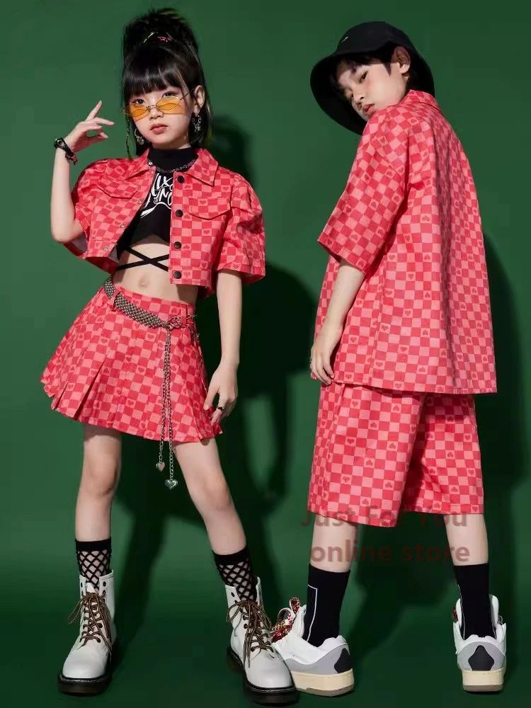★商品詳細 注目キーワード： 子供服 キッズ ダンス 衣装 ヒップホップ ストリート系 上下セット HIPHOP JAZZ DS ヒップホップ 衣装 キッズ ヒップホップ ズボン スカート ジャズ キッズダンス 衣装 半袖トップス ダンス発表会 社交ダンス おしゃれ セット内容：選択肢表示通り 素材：ポリエステル、その他 参考サイズ 男の子身長135cm　体重25kg　試着サイズ140 女の子身長130cm　体重20kg　試着サイズ130 110-身長100-110cm　体重15-17kg 120-身長110-120cm　体重20-22kg 130-身長120-130cm　体重25-27kg 140-身長130-140cm　体重30-32kg 150-身長140-150cm　体重35-37kg 160-身長150-155cm　体重40-42kg 170-身長155-160cm　体重45-50kg 180-身長160-170cm　体重50-55kg サイズは2-4cm誤差があります、予めご了承してください。 送料： ※沖縄離島地域追加送料1500円。 (複数注文した場合、当ストアからのメールを確認した後、ご入金お願いします。) ★注意事項 ■モデルに小物を使う場合がありますが、商品内容に含まれていないのでご了承してください。■お品物の色合いは撮影環境、PCパソコン画面の表示環境により、若干異なる場合がございますので予めご了承してください。赤 緑 黄 ピンク 格子柄 半袖 柄 シャツ スカート パンツ 子供ダンス 男の子 女の子 夏用 イベント服 セットアップ キッズダンス チアガール キッズダンス衣装 セットアップ 女の子 スカート ヒメーカー希望小売価格はメーカーカタログに基づいて掲載しています