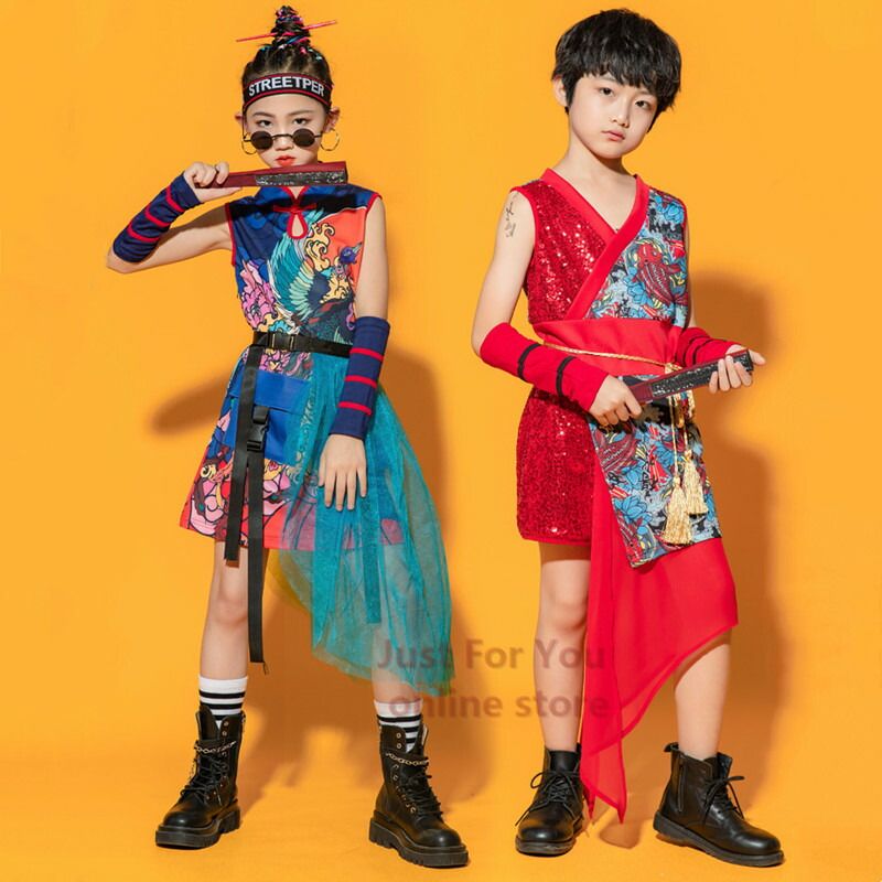 商品詳細 注目キーワード：子供服 キッズ ダンス 衣装 ヒップホップ 韓国子供服 HIPHOP JAZZ DS ヒップホップ 衣装 キッズ ヒップホップ ジャズ キッズダンス 衣装 ストリート系 ダンス Tシャツ ダンス 社交ダンス ダンクトップ 2021新作☆HIPHOPダンス衣装続々入荷中！ 高品質☆格安ダンス衣装ならキッズダンス衣装専門店JFYにお任せ！ セット内容：シャツ、パンツ、チュール、リストバンド 素材：ポリエステル、その他 参考サイズ 女の子情報：身長143 　体重30kg　　試着サイズ150 男の子情報：身長138 　体重26kg　　試着サイズ140 120-身長110-120cm　体重20-22kg 130-身長120-130cm　体重25-27kg 140-身長130-140cm　体重30-32kg 150-身長140-150cm　体重35-37kg 160-身長150-160cm　体重40-42kg 170-身長160-170cm　体重45-50kg サイズは2-4cm誤差があります、予めご了承してください。 送料： ※沖縄離島地域追加送料1500円。 (複数注文した場合、当ストアからのメールを確認した後、ご入金お願いします。) 注意事項： ★モニターの環境によって、実物と色見が多少異なる場合がございますので。 ★大変恐れ入りますがご注文後に商品が品切れとなってしまった際には、 メールもしくは電話にてご連絡いたします。青色 赤 キッズダンス衣装 セットアップ チャイナ風 女の子 男の子 ノースリーブ 男女兼用 ダンス衣装 キッズ hiphop 上下 ダン 3点セット 子供服 ヒップホップ キッズダンス衣装 セットアップメーカー希望小売価格はメーカーカタログに基づいて掲載しています