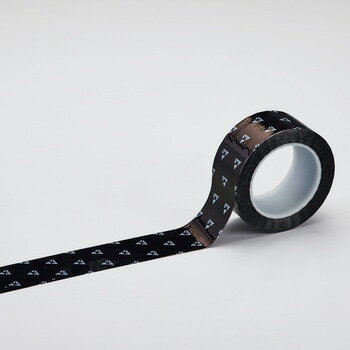 ■クリーンルーム内の通路標示、区画標示、危険標示等に使用できます。 ■表面及び粘着剤に帯電防止加工を施したラインテープです。 ■芯管にプラスチックを使用しているため、芯管からの発じんを防止します。 ■優れた導電性PVCフィルムで帯電を防止します。 ■表面にESDマークがプリントされているので、一般品との区別が容易。(黄黒のみ未プリント) ■粉末や粉じんをテープ表面に寄せ付けません。 厚み：約0.14mm サイズ：50mm幅×33m 材質：表面→PET/テープ本体→PVC/プラスチック芯→ポリエチレン 表面抵抗値：PET表面→10?〜10?Ω/粘着面→10?〜10??Ω 仕様：静電気対策ESDマークプリント品