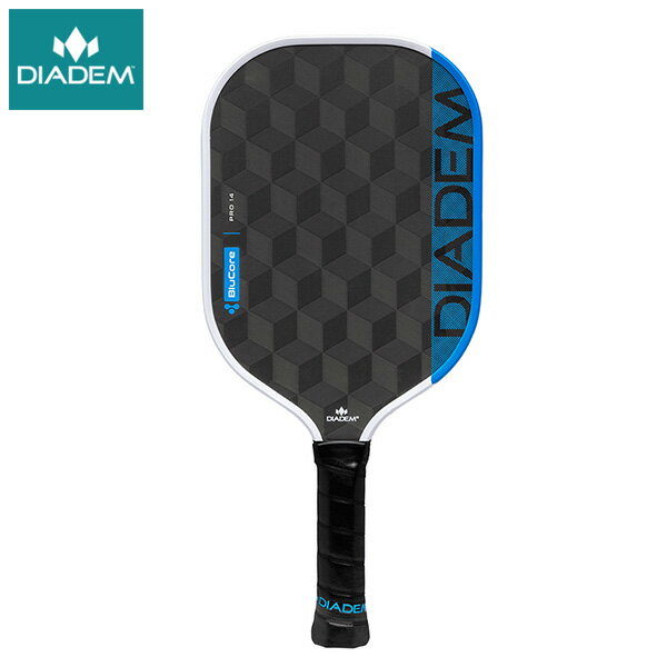 【商品名】 EDGE BLUCORE PRO14 【商品番号】 TPA021 【シリーズ名】 EDGE BLUCORE 【カラー】 ブルー×ホワイト(321) 【平均ウェイト】 227g 【全長】 419mm 【パドル幅】 191mm 【パドル厚み】 14.0mm 【バランスポイント】 235mm 【ハンドル長さ】 145mm 【展開グリップ】 1 【素材】 表面素材：18K Carbon Fiber コア材料：BluCore 【構造】 表面処理：Texture コア素材：BluCore エッジガード：Shock Guard 【生産国】中国 アメリカピックルボール協会 認定モデル 【備考】こちらの商品は他の通販サイトと在庫共有しているため、ごくまれにご注文後でも在庫切れの場合がございます。 その際は連絡させて頂きますので、予めご了承ください。EDGE BluCore シリーズ パドルの心臓部にはコアの潰れや剥離を防ぐ強固な【BLUCORE】、コアの周辺にはパワーを最大限に高めるように設計されたテーパードEVAフォームリングを搭載。 18Kカーボンファイバーによりあらゆる角度でスピンが増幅され、さらにShock Guardにより衝撃時の振動を吸収し快適性が向上。 まさに、プレーヤーが待ち望んだハイパワーモデル 攻撃的なショットをサポート 弾き性能が強いスピードタイプパドル EVAフォームリングが生み出すハイパワー＋BLUCOREの安定性 USA PICLEBALL APPROVED USA PICLEBALL PBCoR.43 APPROVED UPA-A January 2026 ■Technology 18k Carbon Fiber 従来の一方向性のカーボンファイバーパドルとは異なり、高度な織り合わせによる独自の三軸織り 3D 18K カーボンファイバーにより、あらゆる接触角度でスピンが増幅されます。 PowerSync BluCore パドルの心臓部には、コアの潰れや剥離を防ぐ強固なEPPフォームコア「BLUCORE」が搭載されています。コアの周囲には、公式レギュレーションで許容されるパワーレベルを最大限に高めるように設計されたテーパードEVAフォームリングが配置されています。 Shock Guard エッジガード内に戦略的に配置されたシリコン成形品が、衝撃時の有害な振動を吸収し、分散します。 シリコンインサートの主な目的は2つあります。 ・エッジガードを通過する有害な振動を吸収します。 ・戦略的な位置にウェイトを追加することで、ツイストウェイトと安定性を高めます。 パドルの下隅にウェイトを追加することで、ディンクショットやソフトショットの安定性が向上します。 ■Thicknesses 14mm Thickness より薄いパドルの厚さにより、プレーヤーにさらなるパワー、スピード、弾きを提供します。 ■Shapes PRO14 リーチの長さとスウィングウェイトの高さによる攻撃的なPRO SHAPE ◎EDGE BluCoreはこんな方におすすめ！ ・モダンなパワーパドルを求めるプレーヤー ・ドライブにパワーを求めるプレーヤー ・スピンを求めるプレーヤー ・カウンターに弾きを求めるプレーヤー ・快適性を求めるプレーヤー