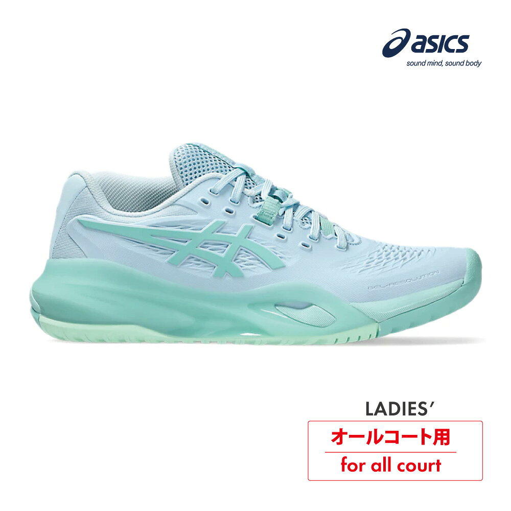 【商品名】GEL-RESOLUTION X（ゲルレゾリューション テン　オールコート） 【品番】1042A279-402 【カラー】Light Blue/Oasis Green 【Made in】 Vietnam 【サーフェス】オールコート用 【備考】（公財）日本ソフトテニス連盟公認 【サイズ】22.5-26.0cm 【幅/ラスト】STANDARD 【アッパー素材】合成樹脂・人工皮革（合成皮革）・合成繊維 【アウター素材】ゴム底 【その他】NON MARKING RUBBER対応 ハードコートを中心としたオールコート用です。 【備考】こちらの商品は他の通販サイトと在庫共有しているため、ごくまれにご注文後でも在庫切れの場合がございます。 その際は連絡させて頂きますので、予めご了承ください。ベースラインでのラリーを得意とするプレーヤーに向けた、安定性に優れたフラッグシップモデル。 横方向のダイナミックな動きに対応する安定性を追求したオールコート用テニスシューズ。 ベースラインからゲームをコントロールすることを好むプレーヤーのために、高度な安定性と快適性を提供します。 ミッドソールに搭載されている樹脂製パーツのDYNAWALLは、横方向への動きの際の安定性を高めるためにかかと部から前足部まで伸ばし、小ゆび部分に窓を設けることで快適性を向上させ、横方向への安定性、フットワークをサポート。 また、ミッドソールのかかと部にテニスシューズには初採用となるFF BLAST PLUS ECOを採用。前足部はFLYTEFOAMを採用し、異なる素材の2ピース構造にすることで安定性を維持しつつ快適性と着地時のクッション性をアップデートしました。 シューレースと連動したDYNALACINGは、強度の高い動きの時にアッパーと足のフィット感を向上させます。 また、内側だけ高くなったアンクルカットは、横方向に踏ん張った時に可動域以上の足首のねじれを抑えます。