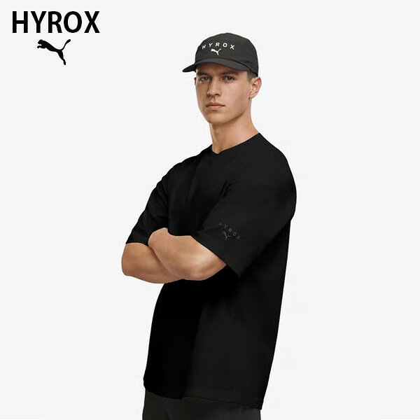 【商品名】 PUMA x HYROX CITY LIFESTYLE Tシャツ 【品番】 528131 【カラー】 (01)PUMA Black 【サイズ】 S~XXL S: バスト: 112cm 肩幅: 56.0cm ゆき: 51.9cm すそ周り: 112cm 後ろ丈: 74.0cm M: バスト: 120cm 肩幅: 60.0cm ゆき: 54.0cm すそ周り: 120cm 後ろ丈: 75.0cm L: バスト: 128cm 肩幅: 64.0cm ゆき: 56.1cm すそ周り: 128cm 後ろ丈: 77.0cm XL: バスト: 138cm 肩幅: 69.0cm ゆき: 58.9cm すそ周り: 138cm 後ろ丈: 79.0cm XXL: バスト: 148cm 肩幅: 74.0cm ゆき: 61.7cm すそ周り: 148cm 後ろ丈: 81.0cm 【素材】 本体: コットン100% 衿: コットン70% , ポリエステル30% 【注意】 他の通販サイトと在庫共有しているため、ごくまれにご注文後でも在庫切れの場合がございます。 その際は連絡させて頂きますので、予めご了承ください。 また、実際の商品と比較し色味に若干の誤差が生じる場合がございますので、ご了承下さい。 【製造販売元】 プーマジャパン株式会社PUMA x HYROXで、あなたのスタイルをワンランクアップさせましょう。大胆なグラフィックが特徴のこのオーバーサイズTシャツは、動きやすさを追求して作られています。通気性と伸縮性に優れ、どんな一日にも対応できるデザインです。 この商品はインポートサイズです。各サイズの詳細は「サイズガイド」をご確認ください。 PUMA x HYROXコレクション HYROXとパートナーシップを通じて、プーマは新たに吸汗速乾に優れた“dryCELL(ドライセル)”を採用し、さらに革新的な肌触りを実現したプーマ独自のテクロジー“Cloudspun(クラウドスパン)”を用いたアパレルのフルラインアップを提供します。また、シューズは、HYROX特注カラーとしてHYROXアスリートのパフォーマンス向上をサポートします。 ■特徴 20%以上のリサイクルコットンを使用 ■詳細 ・オーバーサイズフィット ・シングルジャージー生地 ・半袖 ・クルーネック ・標準の長さ ・PUMAロゴ