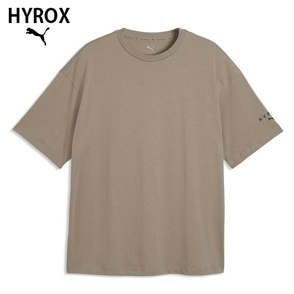 【商品名】 PUMA x HYROX CITY LIFESTYLE Tシャツ 【品番】 528131 【カラー】 (81)Mouse Gray 【サイズ】 S~XXL S: バスト: 112cm 肩幅: 56.0cm ゆき: 51.9cm すそ周り: 112cm 後ろ丈: 74.0cm M: バスト: 120cm 肩幅: 60.0cm ゆき: 54.0cm すそ周り: 120cm 後ろ丈: 75.0cm L: バスト: 128cm 肩幅: 64.0cm ゆき: 56.1cm すそ周り: 128cm 後ろ丈: 77.0cm XL: バスト: 138cm 肩幅: 69.0cm ゆき: 58.9cm すそ周り: 138cm 後ろ丈: 79.0cm XXL: バスト: 148cm 肩幅: 74.0cm ゆき: 61.7cm すそ周り: 148cm 後ろ丈: 81.0cm 【素材】 本体: コットン100% 衿: コットン70% , ポリエステル30% 【注意】 他の通販サイトと在庫共有しているため、ごくまれにご注文後でも在庫切れの場合がございます。 その際は連絡させて頂きますので、予めご了承ください。 また、実際の商品と比較し色味に若干の誤差が生じる場合がございますので、ご了承下さい。 【製造販売元】 プーマジャパン株式会社PUMA x HYROXで、あなたのスタイルをワンランクアップさせましょう。大胆なグラフィックが特徴のこのオーバーサイズTシャツは、動きやすさを追求して作られています。通気性と伸縮性に優れ、どんな一日にも対応できるデザインです。 この商品はインポートサイズです。各サイズの詳細は「サイズガイド」をご確認ください。 PUMA x HYROXコレクション HYROXとパートナーシップを通じて、プーマは新たに吸汗速乾に優れた“dryCELL(ドライセル)”を採用し、さらに革新的な肌触りを実現したプーマ独自のテクロジー“Cloudspun(クラウドスパン)”を用いたアパレルのフルラインアップを提供します。また、シューズは、HYROX特注カラーとしてHYROXアスリートのパフォーマンス向上をサポートします。 ■特徴 20%以上のリサイクルコットンを使用 ■詳細 ・オーバーサイズフィット ・シングルジャージー生地 ・半袖 ・クルーネック ・標準の長さ ・PUMAロゴ