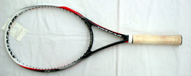 【商品名】 バイオミメティックM3．0【メーカー】 ダンロップ【グリップサイズ】 2【重量（実測値）】 299g【フレックス（実測値）】 67【程度】 B:少し傷あり【商品No.】 C-10887※重量・フレックスに関しましては実測値となります。フェースサイズ：98square inch フレーム長：27inch 推奨テンション：45〜60lbs 定価：\30,000 外側のグロメットを凹ますことで空気抵抗を削減。サメ肌の表面加工も話題に。 ★ご注意ください★画像とは異なり、グリップ交換済みです