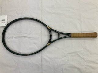 【商品名】 グラファイトオーバー【メーカー】 プリンス【フェイスサイズ】 107平方インチ【フレーム長】 27インチ【推奨テンション】 52〜62lbs【定価】 32,000円【グリップサイズ】 2【重量（実測値）】 325g【フレックス（...