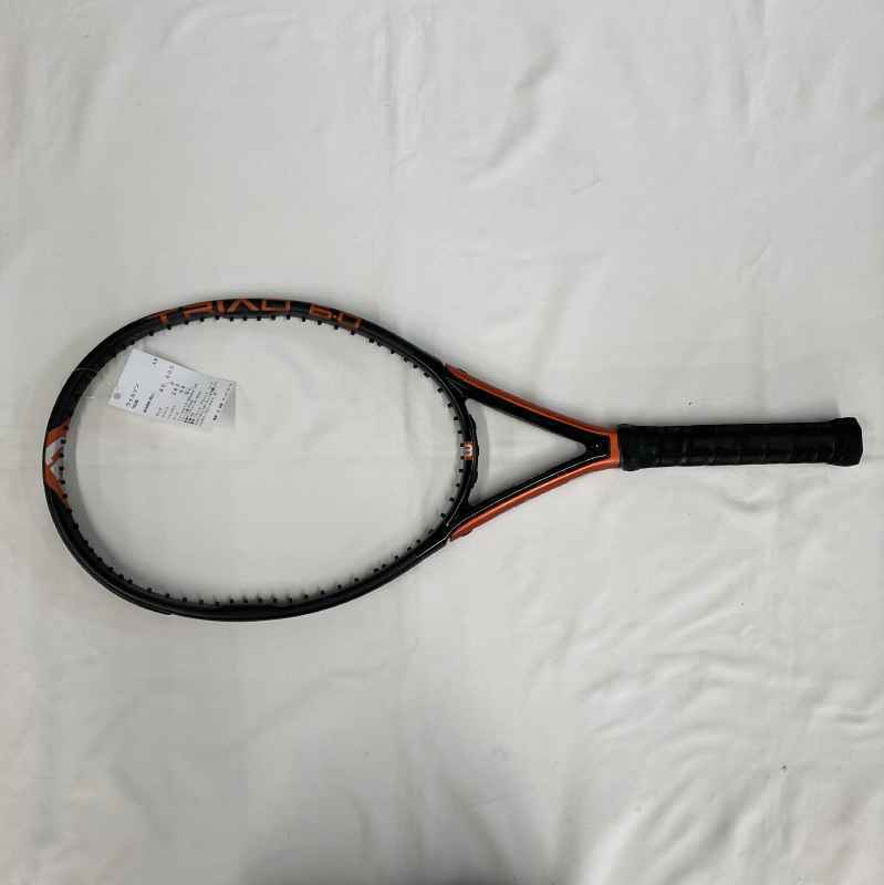 フレーム、グロメット、ハンドルの3つのコンポーネントを分離したTriadテクノロジーにより、肘への負担を軽減し、振動吸収性に優れています。【商品名】 TRIAD 6.0【メーカー】 ウィルソン【フェイスサイズ】 106平方インチ【フレーム長】 27インチ【推奨テンション】 55〜65lbs【グリップサイズ】 3【重量（実測値）】 263g【フレックス（実測値）】 66【程度】 B:少し傷あり【商品No.】 A-27678※重量・フレックスに関しましては実測値となります。程度良好です。 バランス：353 スイングウェイト：268