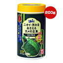 【同梱可】 ひかり菌と茶葉の効果で水の汚れと臭いを抑えるカメの総合栄養食です。 水の汚れと臭いを軽減ひかり菌のプロバイオティクス効果と茶葉の消臭効果で水の汚れと臭いを抑えます。 4種類のハーブエキスを新配合健康ハーブがカメの消化吸収をサポートすることでフンが減り、消臭効果もアップ。 おなかで働くひかり菌生きたひかり菌がカメの腸内バランスを整え、健康をサポートします。 カメに最適な配合長期的な飼育、繁殖試験に基づいてカルシウムなどの必須成分をバランスよく配合。 本品だけでカメを健康に飼育でき、理想的な甲羅の成長をサポートします。 粒サイズ：径3.5〜4.0mm、長さ12〜14mm ●原材料 フィッシュミール、小麦粉、かしこ、大豆ミール、ビール酵母、小麦胚芽、とうもろこし、乳化剤、海藻粉末、米ぬか、アミノ酸(メチオニン)、ハーブエキス(ローズマリー、タイム、オレガノ、シナモン)、ガーリック、茶葉、生菌剤、カロチノイド、ビタミン類(塩化コリン、E、C、イノシトール、B5、B2、A、B1、B6、B3、K、葉酸、D3、ビオチン)、ミネラル類(P、Ca、Fe、Mg、Zn、Mn、Co、Cu、I、Se) ●保証成分 蛋白質41％以上、脂質4.0％以上、粗繊維2.0％以下、粗灰分14％以下、リン1.0％以上、水分10％以下 ●原産国 日本