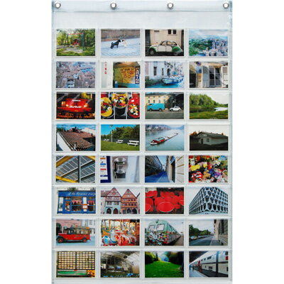 ヨコ型のポストカードがすっきり収まる ポケットが32個付いたウォールポケット 透明で見やすくお部屋のインテリアとしても最適です ポケットは4×8個の32ポケットが付いており。ポケット1つの大きさは縦11cm、横16cmでポストカードを飾るのに丁度良いウォールポケットです。 素材 台布：クリアビニール ポケット クリアビニール ハトメ アルミ サイズ （横幅)約66cm (高さ）約103.5cm 仕様 ポケットは4×8個の32ポケットが付いており。ポケット1つの大きさは縦11cm、横16cmでポストカードを飾るのに丁度良いウォールポケットです。本体にハト目（アルミ）穴4箇所、ヨコ型のポストカードがすっきり収まる ポケットが32個付いたウォールポケット!!