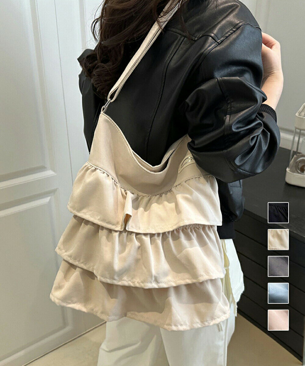 商品の特徴レディース 2WAY肩掛けカバン 大容量 斜め掛け鞄スエード調 a4収納 大人可愛い 通勤通学 フリルトートバッグ韓国風多層のフリルデザインがフェミニンな印象のショルダーバッグ。柔らかな素材と立体的なティアードフリルが、優美でロマンティックなムードをプラス。コンパクトながらスマホや財布、本などの必需品をしっかり収納。レザージャケットやデニムと合わせた甘辛コーデにも、ワンピースと合わせたフェミニンスタイルにも◎詳細説明素材：ポリエステルカラー：ブラック/ベージュ/ダークグレー/ブルー/ベビーピンクサイズ：高さ:約37.5cm 上横幅:約35.5cm 底横幅:約35.5cm ショルダー:約64-121cm（調節可、取り外し不可）収納についてA4対応（22×31cm)：〇iPadmini対応（19.6×13.5×0.7cm)：〇長財布（10×20cm）：〇二つ折り財布:〇キーケース:〇ペットボトル横向き（500ml）：〇ペットボトル縦向き（500ml）：〇重さ：約193g裏地：あり内ポケット：なし生産国：中国その他説明すべて平置きサイズです（採寸方法違いより、多少の誤差がございますので、ご了承ください）。海外輸入品のため、商品の細部仕様は多少異なる場合がございます。予めご了承の上、ご注文お願い致します。商品の特徴レディース 2WAY肩掛けカバン 大容量 斜め掛け鞄スエード調 a4収納 大人可愛い 通勤通学 フリルトートバッグ韓国風多層のフリルデザインがフェミニンな印象のショルダーバッグ。柔らかな素材と立体的なティアードフリルが、優美でロマンティックなムードをプラス。コンパクトながらスマホや財布、本などの必需品をしっかり収納。レザージャケットやデニムと合わせた甘辛コーデにも、ワンピースと合わせたフェミニンスタイルにも◎詳細説明素材：ポリエステルカラー：ブラック/ベージュ/ダークグレー/ブルー/ベビーピンクサイズ：高さ:約37.5cm 上横幅:約35.5cm 底横幅:約35.5cm ショルダー:約64-121cm（調節可、取り外し不可）収納についてA4対応（22×31cm)：〇iPadmini対応（19.6×13.5×0.7cm)：〇長財布（10×20cm）：〇二つ折り財布:〇キーケース:〇ペットボトル横向き（500ml）：〇ペットボトル縦向き（500ml）：〇重さ：約193g裏地：あり内ポケット：なし生産国：中国その他説明すべて平置きサイズです（採寸方法違いより、多少の誤差がございますので、ご了承ください）。海外輸入品のため、商品の細部仕様は多少異なる場合がございます。予めご了承の上、ご注文お願い致します。