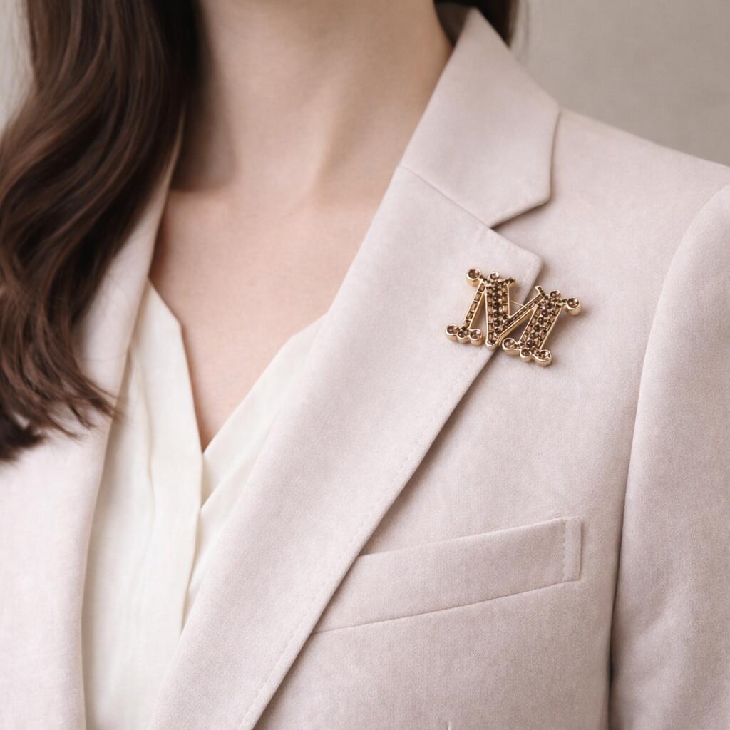 マックスマーラ ブローチ MAX MARA バス クリスタル BATH2 Mロゴ アクセサリー ピンバッジ ゴールド メンズ レディース ブランド 正規品 新品 ギフト ホワイトデー お返し プレゼント 女性 男性 誕生日 ハイブランド