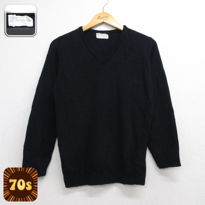 商品紹介70年代の空気をまとう、Brookshireの長袖Vネックセーターが入荷しました。深みのあるブラックカラーで、Vネックがすっきりとした首元を演出します。メンズS相当のコンパクトなシルエットは、一枚着としてはもちろん、レイヤードのインナーとしても活躍。古着ならではの味わいを、ぜひお楽しみください。コンディション SABC コンディション：B（目立つ汚れ・リペア等あり） 【状態追記】●良好。 サイズ 表記サイズなし 参考サイズメンズS相当実寸サイズ(cm)着丈（肩から裾）60cm / 着幅（脇から脇）46cm / 肩幅35cm / 肩袖丈（肩から袖先）52cm / 脇袖丈（脇から袖先）41cm ※ 表記サイズ：商品のタグに記載してあるサイズ※ 実寸サイズ：実際に当店で測ったサイズ 商品詳細 素材アクリル・ポリエステル メール便不可 画像枚数の都合上、目立つダメージのみ掲載し、目立たないダメージは省略することがございます。着こなしの参考（コーデイラスト）70年代の長袖Vネックセーターは、そのシンプルさゆえに様々なスタイルに馴染む万能アイテムです。メンズ・秋冬レイヤードBrookshireセーター × カーゴパンツで秋冬レイヤード秋冬らしい温かみのあるレイヤードスタイルです。コンパクトなブラックセーターは、オリーブのカーゴパンツとの相性が抜群。ウエストにブラウンベルトを合わせて、きちんと感と無骨さを両立させます。メンズ・パンクBrookshireセーター × カーゴパンツでパンクスタイル70年代のパンクムーブメントを意識した、反骨精神あふれるスタイルです。タイトなシルエットのブラックセーターに、オリーブのカーゴパンツを合わせてメリハリのあるシルエットに。レディース・フェス・イベントBrookshireセーター × コーデュロイパンツでフェススタイル音楽フェスやイベントにぴったりの、遊び心あふれるスタイルです。ブラックセーターに、ブラウンのコーデュロイワイドパンツを合わせて、70年代のカジュアル感を演出。※イラストはイメージです。モデルの着用感・プリント・配色など実物と異なる場合があります。必ず商品画像・実寸・コンディションをご確認ください。イラストの小物は付属しません。 ■ カテゴリから探す70年代の古着ニットをみる古着のメンズ ニットをみる70年代の古着メンズをみる古着のメンズ トップスをみる ■ 店長おすすめ！今週の注目商品Edison 80s 長袖セーター ダイヤ柄 ブラック メンズS相当 | 古着カルバンクライン 長袖セーター リブニット タートルネック ブラック メンズS相…【20%OFF】ラルフローレン 長袖セーター ワンポイントロゴ ブラック メンズ…ケニントン 70s 長袖セーター ボーダー ネイビー メンズS相当 | 古着【1点物・現品限り】この商品は一点物です。次回の入荷はございません。実店舗および他モールと在庫を共有しているため、ご注文のタイミングにより品切れとなる場合がございます。