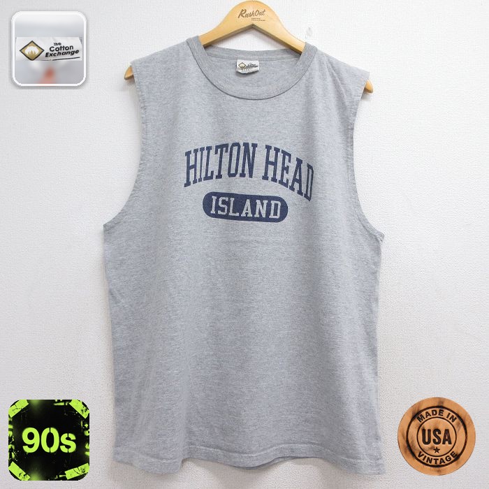 商品紹介90年代らしいUSA製のノースリーブTシャツです。胸元のHILTON HEADグラフィックが目を引く、霜降りグレーのクルーネック。メンズXL相当のゆったりした身幅で、ラフに着こなせる一枚です。古着ならではの色味と風合いを楽しめます。袖がない分、レイヤードのアクセントにも使いやすいアイテムです。コンディション SABC コンディション：B（目立つ汚れ・リペア等あり） 【状態追記】●全体良好 サイズ 表記サイズXLARGE 参考サイズメンズXL相当実寸サイズ(cm)着丈（肩から裾）72cm / 着幅（脇から脇）59cm / 肩幅42cm ※ 表記サイズ：商品のタグに記載してあるサイズ※ 実寸サイズ：実際に当店で測ったサイズ 商品詳細 素材コットン90％、ポリエステル10％ メール便可 画像枚数の都合上、目立つダメージのみ掲載し、目立たないダメージは省略することがございます。着こなしの参考（コーデイラスト）90年代のノースリーブTシャツは、ゆったりした身幅と袖なしのデザインで、ストリートからカジュアルまで幅広く活躍します。メンズ・ヒップホップストリートノースリーブTシャツ × ブルーデニムでヒップホップストリート90年代らしいヒップホップカルチャーを意識したストリートスタイル。本商品のゆったりしたシルエットを活かし、ボトムスはブルーデニムのジーンズを合わせます。メンズ・フェス・イベントノースリーブTシャツ × ブラックジョガーパンツでフェススタイル夏フェスや野外イベントにぴったりな、ラフで遊び心のあるスタイル。本商品のHILTON HEADグラフィックを主役に、ボトムスはブラックのジョガーパンツで軽やかに。レディース・スケーターストリートノースリーブTシャツ × タンチノパンツでスケーターストリート90年代のスケーターたちが体現した、無造作で大胆なストリートスタイル。本商品のゆったりした身幅と袖なしのデザインは、まさにスケートシーンの雰囲気にぴったり。※イラストはイメージです。モデルの着用感・プリント・配色など実物と異なる場合があります。必ず商品画像・実寸・コンディションをご確認ください。イラストの小物は付属しません。 ■ カテゴリから探す90年代の古着タンクトップをみる古着のメンズ タンクトップをみる古着の大きいサイズ メンズをみる90年代の古着メンズをみる ■ 店長おすすめ！今週の注目商品【20%OFF】90s 半袖Tシャツ DAD 霜降りグレー メンズXL相当 | …【20%OFF】90s 半袖Tシャツ MLBオールスター 霜降りグレー メンズX…【20%OFF】90s 半袖Tシャツ NAVAL 霜降りグレー メンズXL相当 …90s ノースリーブTシャツ COMIC RELIEF 霜降りグレー メンズXL…【1点物・現品限り】この商品は一点物です。次回の入荷はございません。実店舗および他モールと在庫を共有しているため、ご注文のタイミングにより品切れとなる場合がございます。