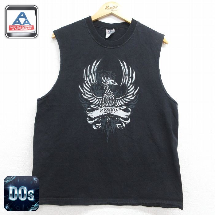 商品紹介00年代の空気をまとう、PHOENIX CHOP SHOPグラフィックのノースリーブTシャツ。ブラックボディが腕周りをすっきり見せ、肩の可動域も抜群です。一枚で着映えする主役級のデザインは、レイヤードのアクセントにも最適。古着ならではのこなれた風合いを、ぜひお楽しみください。コンディション SABC コンディション：B（目立つ汚れ・リペア等あり） 【状態追記】●全体良好 サイズ 表記サイズL 参考サイズメンズL相当実寸サイズ(cm)着丈（肩から裾）68cm / 着幅（脇から脇）53cm / 肩幅40cm ※ 表記サイズ：商品のタグに記載してあるサイズ※ 実寸サイズ：実際に当店で測ったサイズ 商品詳細 素材コットン100％ メール便可 画像枚数の都合上、目立つダメージのみ掲載し、目立たないダメージは省略することがございます。着こなしの参考（コーデイラスト）ノースリーブTシャツは、一枚で着るのはもちろん、レイヤードのアクセントとしても優秀なアイテムです。メンズ・フェス・イベントノースリーブTシャツ × ネイビータックスパンツでクリーンヴィンテージ黒のノースリーブTシャツを主役に、ネイビーのタックパンツを合わせたクリーンな着こなし。ブラックのレザーベルトでウエストを引き締め、足元は黒のレースアップブーツで統一感を。メンズ・ストリート王道ノースリーブTシャツ × オリーブカーゴパンツでミリタリーストリート黒のノースリーブTシャツに白の長袖Tシャツをレイヤードし、オリーブのカーゴパンツを合わせたミリタリーテイストのストリートスタイル。レディース・スケーターストリートノースリーブTシャツ × ベージュカーゴパンツでカジュアルストリート黒のノースリーブTシャツにベージュのカーゴパンツを合わせた、リラックス感のあるカジュアルストリートスタイル。足元は白のスニーカーで軽やかに外し、全体を抜け感のあるバランスに。※イラストはイメージです。モデルの着用感・プリント・配色など実物と異なる場合があります。必ず商品画像・実寸・コンディションをご確認ください。イラストの小物は付属しません。 ■ カテゴリから探す00年代の古着タンクトップをみる古着のメンズ タンクトップをみる00年代の古着メンズをみる古着のメンズ トップスをみる ■ 店長おすすめ！今週の注目商品ノースリーブTシャツ ドラゴンボール孫悟空 ブラック メンズL相当 | 古着【20%OFF】90s ノースリーブTシャツ PUMP IRON ブラック メン…【20%OFF】00s タンクトップ SUMMER LOVERS ブラック メン…【20%OFF】00s 半袖Tシャツ STILL ブラック メンズL相当 | 古…【1点物・現品限り】この商品は一点物です。次回の入荷はございません。実店舗および他モールと在庫を共有しているため、ご注文のタイミングにより品切れとなる場合がございます。