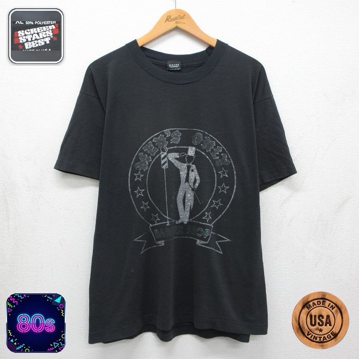 商品紹介理容店のアイコンが光る、80s Screen StarsのBARBER SHOP Tシャツ。ヴィンテージらしい適度なユーズド感が魅力のブラックXLサイズです。コンディション SABC コンディション：B（目立つ汚れ・リペア等あり） 【状態追記】●汚れ、襟汚れ、プリント剥がれ サイズ 表記サイズXL 参考サイズメンズXL相当実寸サイズ(cm)着丈（肩から裾）71cm / 着幅（脇から脇）59cm / 肩幅52cm ※ 表記サイズ：商品のタグに記載してあるサイズ※ 実寸サイズ：実際に当店で測ったサイズ 商品詳細 素材コットン50％、ポリエステル50％ メール便可 画像枚数の都合上、目立つダメージのみ掲載し、目立たないダメージは省略することがございます。着こなしの参考（コーデイラスト）BARBER SHOPのユニークなグラフィックを主役に、シーンや気分に合わせた3通りのスタイリングをご提案します。メンズ・ストリート王道ビッグTシャツ × チャコールグレーテーパードパンツで90sラフレイヤードブラックのBARBER SHOP Tシャツに、羽織ったオープンフランネルシャツで奥行きを出したレイヤードスタイル。メンズ・フェス・イベントBARBER SHOP Tシャツ × オリーブカーゴパンツでミリタリーストリートシルバーチェーンネックレスをさりげなく効かせた、タフなストリートスタイル。ブラックのBARBER SHOP Tシャツを主役に、オリーブのカーゴパンツを合わせることでミリタリーテイストをミックス。レディース・スケーターストリートルーズTシャツ × グレージョガーパンツでストリートスケーターブラックキャップとリストバンドで90sスケーターのヴァイブスを再現したストリートスタイル。オーバーサイズのBARBER SHOP Tシャツをグレーのジョガーパンツに落とし込み、ルーズなシルエットで肩の…※イラストはイメージです。モデルの着用感・プリント・配色など実物と異なる場合があります。必ず商品画像・実寸・コンディションをご確認ください。イラストの小物は付属しません。 ■ カテゴリから探す80年代の古着ビンテージTシャツをみる古着のメンズ ビンテージTシャツをみる古着の大きいサイズ メンズをみる80年代の古着メンズをみる ■ 店長おすすめ！今週の注目商品【20％OFF】80s 半袖Tシャツ マラソン ブラック メンズXL相当 | 古…【20％OFF】80s 半袖Tシャツ バカルーバンザイの8次元ギャラクシー ブラ…スターウォーズ 半袖Tシャツ ミレニアムファルコン ブラック メンズXL相当 |…ワールドプロレスリング 半袖Tシャツ ロンダーラウジー ブラック メンズXL相当…【1点物・現品限り】この商品は一点物です。次回の入荷はございません。実店舗および他モールと在庫を共有しているため、ご注文のタイミングにより品切れとなる場合がございます。