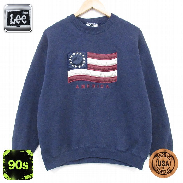 商品紹介90sアメリカンカジュアルの象徴。胸元に輝く星条旗刺繍が、シンプルなネイビースウェットに確かな存在感を宿しています。コンディション SABC コンディション：A（程度良好） 【状態追記】●汚れ サイズ 表記サイズL 参考サイズメンズL相当実寸サイズ(cm)着丈（肩から裾）61cm / 着幅（脇から脇）58cm / 肩幅54cm / 肩袖丈（肩から袖先）51cm / 脇袖丈（脇から袖先）47cm ※ 表記サイズ：商品のタグに記載してあるサイズ※ 実寸サイズ：実際に当店で測ったサイズ 商品詳細 素材コットン50%、ポリエステル50% メール便不可 画像枚数の都合上、目立つダメージのみ掲載し、目立たないダメージは省略することがございます。着こなしの参考（コーデイラスト）胸元の星条旗刺繍が映えるネイビースウェットは、合わせるボトムスや小物でがらりと表情を変える万能選手です。メンズ・スケーターストリートリー スウェット × カーゴパンツで魅せるミリタリーストリート90年代のスケートシーンから着想を得たストリートスタイル。主役のネイビースウェットはそのままのサイズ感で着用し、ボトムスにオリーブのカーゴパンツを合わせて程よいルーズさをプラス。メンズ・ヒップホップストリートリー スウェット × カーゴパンツで決めるトラッドアウトドア90sのストリートカルチャーからインスパイアされたリラックススタイル。主役のネイビースウェットはそのままに、ボトムスにベージュのカーゴパンツを合わせてアウトドアテイストをプラス。レディース・ストリート王道リー スウェット × ジョガーパンツでつくるスポーティストリートユニセックスで着られるスウェットの特性を活かした、レディースのストリートスタイル。Lサイズのネイビースウェットをオーバーサイズ気味に着こなし、ボトムスにグレーのジョガーパンツを合わせてスポーティにカジ…※イラストはイメージです。モデルの着用感・プリント・配色など実物と異なる場合があります。必ず商品画像・実寸・コンディションをご確認ください。イラストの小物は付属しません。 ■ カテゴリから探す古着のリー スウェットをみる90年代の古着スウェットをみる古着のメンズ スウェットをみる古着のリー メンズをみる ■ 店長おすすめ！今週の注目商品【50%OFF】リー 90s 長袖スウェット シカ ネイビー L | 古着【50%OFF】リー 90s 長袖スウェット ネイビー L | 古着【50%OFF】リー 90s 長袖スウェット SCHALMONT ネイビー L …【50%OFF】リー 90s 長袖スウェット PARP ネイビー L | 古着【1点物・現品限り】この商品は一点物です。次回の入荷はございません。実店舗および他モールと在庫を共有しているため、ご注文のタイミングにより品切れとなる場合がございます。