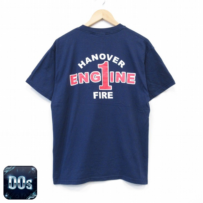 商品紹介00年代のフルーツオブザルームが手掛けた、クルーネックの半袖Tシャツです。ネイビーのボディに映える「ENG1INE」のグラフィックがストリート感を主張。古着らしい程よい風合いが魅力で、カジュアルからストリートスタイルまで幅広く着回せる一枚です。コンディション SABC コンディション：A（程度良好） 【状態追記】●全体良好 サイズ 表記サイズL 参考サイズメンズL相当実寸サイズ(cm)着丈（肩から裾）68cm / 着幅（脇から脇）54cm / 肩幅49cm ※ 表記サイズ：商品のタグに記載してあるサイズ※ 実寸サイズ：実際に当店で測ったサイズ 商品詳細 素材コットン50%、ポリエステル50% メール便可 画像枚数の都合上、目立つダメージのみ掲載し、目立たないダメージは省略することがございます。着こなしの参考（コーデイラスト）フルーツオブザルームのENG1INE Tシャツを主役にした、ストリートシーンで映えるスタイリング提案です。メンズ・スケーターストリートフルーツオブザルームTシャツ × グレースウェットパンツでスケーターストリートTシャツのルーズフィット感を活かしたスケータースタイル。上には半袖のチェック柄シャツジャケットを羽織り、ボトムスにはゆったりとしたグレーのスウェットパンツを合わせてリラックス感を強調。メンズ・ヒップホップストリートフルーツオブザルームTシャツ × ベージュカーゴパンツでヒップホップストリートボールドなグラフィックを軸に、ヒップホップの影響を受けたオーバーサイズシルエットでまとめたスタイル。ボトムスは太めのベージュカーゴパンツをチョイスし、一文字に裾を落としてボリューム感を強調。レディース・フェス・イベントフルーツオブザルームTシャツ × オリーブカーゴスカートでフェスカジュアル遊び心のあるプリントを活かした、フェスやイベントシーン向けのアクティブなスタイル。トップスはそのままTシャツを合わせてカジュアルさをキープし、ボトムスにオリーブのカーゴスカートを合わせてハードさと動き…※イラストはイメージです。モデルの着用感・プリント・配色など実物と異なる場合があります。必ず商品画像・実寸・コンディションをご確認ください。イラストの小物は付属しません。 ■ カテゴリから探す00年代の古着ビンテージTシャツをみる古着のメンズ ビンテージTシャツをみる00年代の古着メンズをみる古着のメンズ トップスをみる ■ 店長おすすめ！今週の注目商品【50%OFF】フルーツオブザルーム 00s 半袖Tシャツ ネイビー L | 古…【50%OFF】フルーツオブザルーム 00s 半袖Tシャツ HAZMAT ネイビ…【50%OFF】フルーツオブザルーム 00s 半袖Tシャツ Building E…【50%OFF】フルーツオブザルーム 00s 半袖Tシャツ マラソン ネイビー …【1点物・現品限り】この商品は一点物です。次回の入荷はございません。実店舗および他モールと在庫を共有しているため、ご注文のタイミングにより品切れとなる場合がございます。
