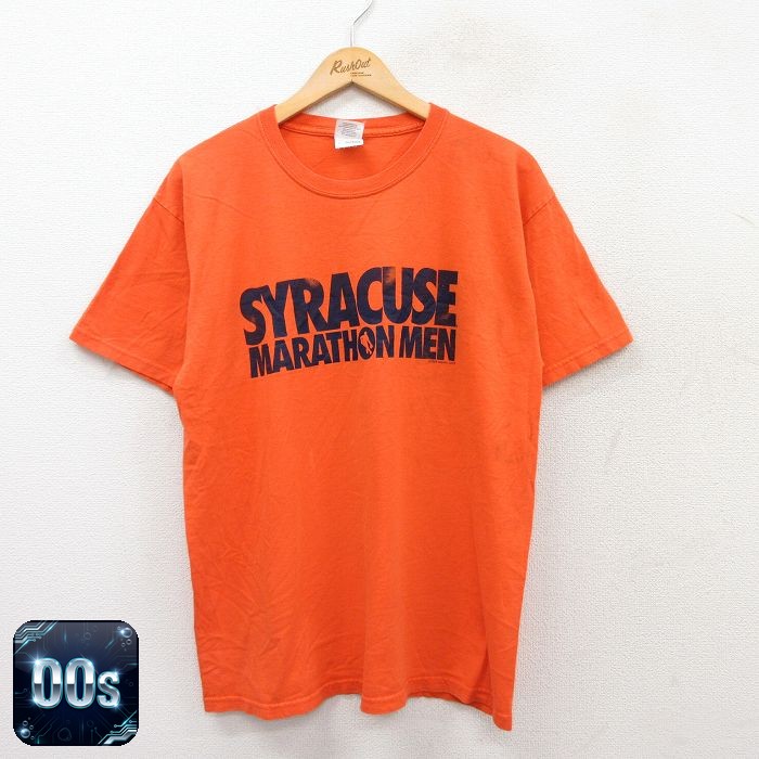 商品紹介00年代のヴィンテージらしい雰囲気が光る、シラキュースの半袖Tシャツです。鮮やかなオレンジカラーが主役級の存在感を放ち、シンプルながらもコーディネートのアクセントに最適。クルーネックのベーシックなデザインで、一枚着としてはもちろん、レイヤードの差し色としても活躍してくれます。コンディション SABC コンディション：B（目立つ汚れ・リペア等あり） 【状態追記】●汚れ、小穴 サイズ 表記サイズL 参考サイズメンズL相当実寸サイズ(cm)着丈（肩から裾）71cm / 着幅（脇から脇）54cm / 肩幅51cm ※ 表記サイズ：商品のタグに記載してあるサイズ※ 実寸サイズ：実際に当店で測ったサイズ 商品詳細 素材コットン100％ メール便可 画像枚数の都合上、目立つダメージのみ掲載し、目立たないダメージは省略することがございます。着こなしの参考（コーデイラスト）ヴィンテージTシャツは一枚で様になるのが最大の魅力。オレンジカラーの存在感を軸に、ストリートからリラックスカジュアルまで、多彩なコーディネートをお楽しみいただけ…メンズ・ヒップホップストリートビンテージTシャツ × カーゴショーツで90sストリートスタイル90年代のヒップホップカルチャーを彷彿とさせる、大胆なオーバーサイズシルエットを活かしたスタイリング。ベージュのカーゴショーツを合わせ、ハイトップスニーカーで足元にボリュームを持たせることで、クラシッ…メンズ・スケーターストリートビンテージTシャツ × ジョガーパンツでスケーターカジュアル90年代のスケーターカルチャーからインスパイアされた、ルーズでリラックスした着こなし。グレーのジョガーパンツを合わせることで、ヴィンテージTシャツのカジュアルさを極限まで引き出します。レディース・春夏リラックスビンテージTシャツ × ワイドパンツでリラクシーな大人カジュアル春夏の陽気にぴったりな、軽やかでリラクシーな大人の休日スタイル。ゆったりとしたグレーのワイドパンツを合わせ、ブラウンのレザーサンダルで抜け感を演出します。※イラストはイメージです。モデルの着用感・プリント・配色など実物と異なる場合があります。必ず商品画像・実寸・コンディションをご確認ください。イラストの小物は付属しません。 ■ カテゴリから探す00年代の古着ビンテージTシャツをみる古着のメンズ ビンテージTシャツをみる00年代の古着メンズをみる古着のメンズ トップスをみる ■ 店長おすすめ！今週の注目商品【50%OFF】00s 半袖Tシャツ シラキュース オレンジ L | 古着【50%OFF】ジャージーズ 00s 半袖Tシャツ シラキュース オレンジ L …【50%OFF】00s 半袖Tシャツ シラキュースラクロス オレンジ L | 古…【50%OFF】00s 半袖Tシャツ モアブ オレンジ L | 古着【1点物・現品限り】この商品は一点物です。次回の入荷はございません。実店舗および他モールと在庫を共有しているため、ご注文のタイミングにより品切れとなる場合がございます。