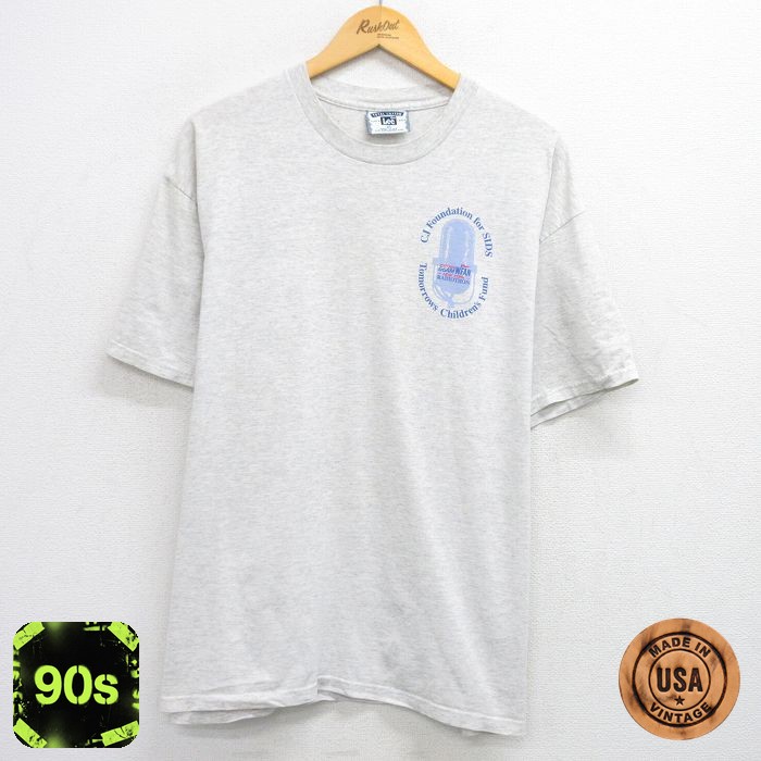 商品紹介90年代の空気をそのまま閉じ込めた、LeeのビッグシルエットTシャツが入荷しました。胸元に輝くマイクのグラフィックが、当時の音楽シーンへのオマージュを感じさせる一枚。USA製ならではのしっかりとしたコットン生地は、着るほどに身体に馴染む気持ち良さ。コンディション SABC コンディション：B（目立つ汚れ・リペア等あり） 【状態追記】●襟汚れ、脇汚れ、汚れ サイズ 表記サイズXL 参考サイズメンズXL相当実寸サイズ(cm)着丈（肩から裾）72cm / 着幅（脇から脇）63cm / 肩幅58cm ※ 表記サイズ：商品のタグに記載してあるサイズ※ 実寸サイズ：実際に当店で測ったサイズ 商品詳細 素材コットン100% メール便可 画像枚数の都合上、目立つダメージのみ掲載し、目立たないダメージは省略することがございます。着こなしの参考（コーデイラスト）存在感のあるグラフィックが目を引く、90年代LeeのビンテージTシャツ。メンズXL相当のオーバーサイズシルエットを活かしたコーディネートは、ストリートからリラッ…メンズ・ヒップホップストリートLeeマイクTシャツ × カーゴパンツで90sストリート90年代ヒップホップのグルーヴ感を再現した、ミリタリーテイストのストリートスタイル。主役のグレーTシャツはビッグシルエットでそのまま着用し、ボトムスにはオリーブのカーゴパンツをセレクト。メンズ・春夏リラックスLeeマイクTシャツ × ブラックパンツで休日リラックス休日のリラックスムードを大切にした、シンプルで洗練されたカジュアルスタイル。主役のグレーTシャツは、すっきりとしたブラックパンツと相性抜群。レディース・フェス・イベントLeeマイクTシャツ × チノパンでカジュアルフェススタイル遊び心あふれるマイクグラフィックを主役にした、フェスやイベントにぴったりなカジュアルスタイル。オーバーサイズのTシャツをシンプルに着こなし、ボトムスはベージュの細身チノパンを合わせてメリハリのあるシル…※イラストはイメージです。モデルの着用感・プリント・配色など実物と異なる場合があります。必ず商品画像・実寸・コンディションをご確認ください。イラストの小物は付属しません。 ■ カテゴリから探す古着のリー ビンテージTシャツをみる90年代の古着ビンテージTシャツをみる古着のメンズ ビンテージTシャツをみる古着の大きいサイズ メンズをみる ■ 店長おすすめ！今週の注目商品【50%OFF】リー 90s 半袖Tシャツ デトロイトレッドウィングス グレー …【50%OFF】リー 90s 半袖Tシャツ ピッツバーグスティーラーズ グレー …【50%OFF】リー 90s 半袖Tシャツ モーホークバレー グレー XL | …【50%OFF】リー 90s 半袖Tシャツ ケープコッド グレー XL | 古着【1点物・現品限り】この商品は一点物です。次回の入荷はございません。実店舗および他モールと在庫を共有しているため、ご注文のタイミングにより品切れとなる場合がございます。