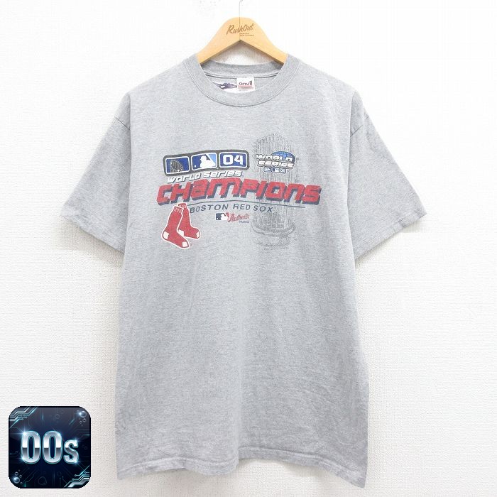 商品紹介00年代の雰囲気をまとったMLB ボストンレッドソックスのビンテージTシャツが入荷。クルーネックに霜降りグレーのボディは、こなれた風合いでデイリースタイルに自然と溶け込みます。メジャーリーグの歴史を感じさせるグラフィックが、コーデの主役に。一枚でさらりと着るのはもちろん、重ね着のアクセントにも最適な万能アイテムです。コンディション SABC コンディション：A（程度良好） 【状態追記】●シールが貼られています サイズ 表記サイズL 参考サイズメンズL相当実寸サイズ(cm)着丈（肩から裾）73cm / 着幅（脇から脇）54cm / 肩幅50cm ※ 表記サイズ：商品のタグに記載してあるサイズ※ 実寸サイズ：実際に当店で測ったサイズ 商品詳細 素材コットン90％、ポリエステル10％ メール便不可 画像枚数の都合上、目立つダメージのみ掲載し、目立たないダメージは省略することがございます。着こなしの参考（コーデイラスト）00年代のMLB ボストンレッドソックス Tシャツを主役に、異なるスタイルのメンズコーディネートを3スタイルご提案します。メンズ・ヒップホップストリートMLB レッドソックスTシャツ × ブルーデニムパンツでヒップホップストリートオーバーサイズのグレービンテージTシャツを、腰で落としたブルーデニムに合わせたヒップホップストリートスタイル。足元は白のボリュームスニーカーで、ストリートらしいルーズなバランスに。メンズ・スケーターストリートMLB レッドソックスTシャツ × カーゴパンツでスケーターストリートスケートカルチャーから着想した、着古し感のあるグレーTシャツと無骨なオリーブカーゴパンツの組み合わせ。白ベースにブラックの差し色が効いたスニーカーで、クラシックなスケータースタイルを演出。レディース・春夏リラックスMLB レッドソックスTシャツ × ベージュワイドパンツで春夏リラックス春夏の軽やかな空気をまとった、抜け感重視のリラックスコーデ。グレーTシャツをタックアウトで着こなし、ベージュのワイドパンツと合わせることで、リラックス感のある緩やかなシルエットを形成。※イラストはイメージです。モデルの着用感・プリント・配色など実物と異なる場合があります。必ず商品画像・実寸・コンディションをご確認ください。イラストの小物は付属しません。 ■ カテゴリから探す00年代の古着ビンテージTシャツをみる古着のメンズ ビンテージTシャツをみる00年代の古着メンズをみる古着のメンズ トップスをみる ■ 店長おすすめ！今週の注目商品【50%OFF】00s 半袖Tシャツ ボストンレッドソックス グレー L | 古…【50%OFF】00s 半袖Tシャツ ボストンレッドソックス グレー L | 古…【50%OFF】00s 半袖Tシャツ 競馬 グレー L | 古着【50%OFF】00s 半袖Tシャツ AKRON グレー L | 古着【1点物・現品限り】この商品は一点物です。次回の入荷はございません。実店舗および他モールと在庫を共有しているため、ご注文のタイミングにより品切れとなる場合がございます。