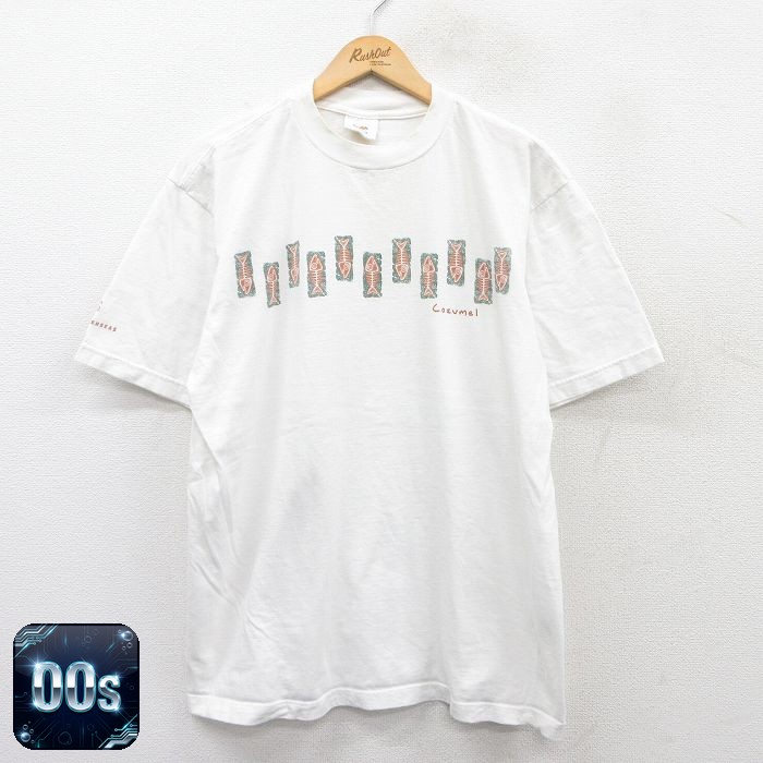 商品紹介00年代の空気を纏う、インパクト抜群の魚骨グラフィックTシャツが入荷しました。ホワイトボディに大胆に描かれた骨のイラストが、シンプルなスタイルに遊び心をプラス。一枚で主役級の存在感を放つ、古着ならではの個性的な一着です。コンディション SABC コンディション：B（目立つ汚れ・リペア等あり） 【状態追記】●襟汚れ、汚れ サイズ 表記サイズXL 参考サイズメンズXL相当実寸サイズ(cm)着丈（肩から裾）73cm / 着幅（脇から脇）57cm / 肩幅52cm ※ 表記サイズ：商品のタグに記載してあるサイズ※ 実寸サイズ：実際に当店で測ったサイズ 商品詳細 素材コットン メール便可 画像枚数の都合上、目立つダメージのみ掲載し、目立たないダメージは省略することがございます。着こなしの参考（コーデイラスト）主役級のグラフィックTシャツは、スタイリングの中心として無限の可能性を秘めています。メンズ・スケーターストリート魚骨Tシャツ × ワイドパンツでつくるストリートMIXメンズライクなグラフィックTシャツを、女性らしく今っぽいストリートスタイルにアレンジ。ボトムスにはブラックのワイドパンツを合わせて、ルーズな中にもモードな抜け感を演出。メンズ・フェス・イベント魚骨Tシャツ × デニムパンツでつくるカジュアルシティ気負わず出かけたい日にぴったりの、抜け感のあるアクティブなスタイル。本Tシャツの大胆なグラフィックを主役に、ボトムスはネイビーのデニムパンツで軽快さとカジュアル感をプラス。レディース・ストリート王道魚骨Tシャツ × ワイドパンツで決める王道ストリートヴィンテージTシャツの魅力をストレートに引き出す、オーセンティックなストリートスタイル。ボトムスにベージュのワイドパンツを合わせ、ゆったりとしたシルエットで今の気分をミックス。※イラストはイメージです。モデルの着用感・プリント・配色など実物と異なる場合があります。必ず商品画像・実寸・コンディションをご確認ください。イラストの小物は付属しません。 ■ カテゴリから探す00年代の古着ビンテージTシャツをみる古着のメンズ ビンテージTシャツをみる古着の大きいサイズ メンズをみる00年代の古着メンズをみる ■ 店長おすすめ！今週の注目商品【50%OFF】00s 半袖Tシャツ 魚骨 ホワイト XL | 古着【50%OFF】00s 半袖Tシャツ ウエストヘンプフィールドスパルタンベースボ…【50%OFF】00s 半袖Tシャツ フロリダ ホワイト XL | 古着【50%OFF】00s 半袖Tシャツ USAロゴ ホワイト XL | 古着【50%OFF】00s 半袖Tシャツ Pioneer ホワイト XL | 古着【50%OFF】00s 半袖Tシャツ オハイオバスケットボール ホワイト XL …【1点物・現品限り】この商品は一点物です。次回の入荷はございません。実店舗および他モールと在庫を共有しているため、ご注文のタイミングにより品切れとなる場合がございます。