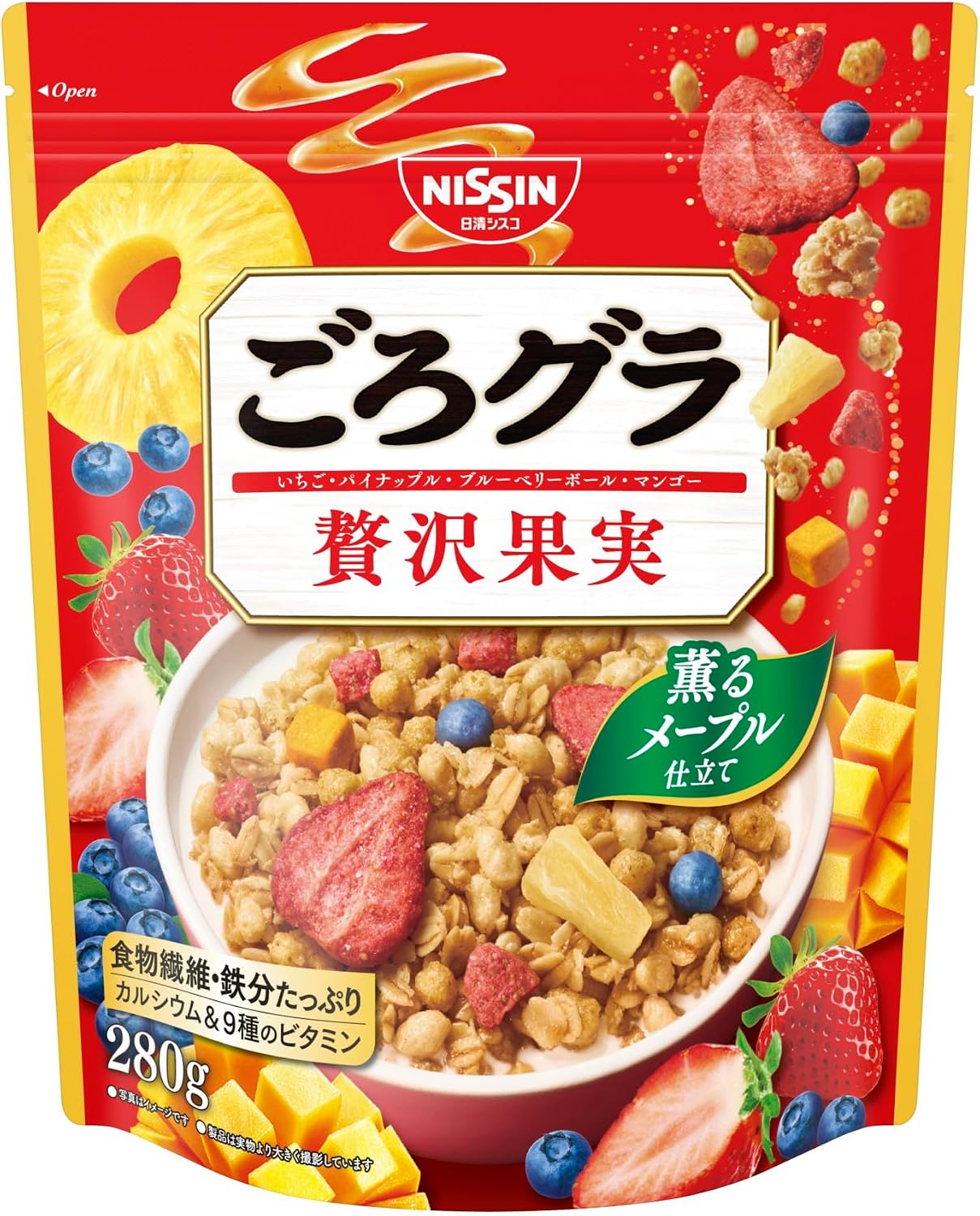 製品について ブランド ごろグラ アイテム 日清シスコ ごろグラ 贅沢果実 280g 材質/成分表示 オーツ麦フレーク(オーストラリア製造又はイギリス製造又はその他)、小麦シリアルパフ(大豆を含む)、ライ麦シリアルパフ(コーングリッツ、ライ麦粉、小麦粉、その他)、砂糖、植物油脂、水溶性食物繊維、乾燥パイナップル加工品、デキストリン、乾燥いちご加工品、乾燥マンゴー加工品、ブルーベリーパフ加工品(砂糖、小麦粉、コーングリッツ、食塩、ブルーベリー果汁パウダー)、乳糖、メープルシロップ／グルコン酸カルシウム、加工でん粉、ビタミンC、乳化剤、着色料(カロチン、クチナシ、アントシアニン)、パプリカ色素、酸味料、香料、酸化防止剤(ビタミンE、ビタミンC、ローズマリー抽出物)、ピロリン酸鉄、増粘剤(アラビアガム)、カゼインNa、光沢剤、ナイアシン、パントテン酸カルシウム、ビタミンB6、ビタミンB1、ビタミンB2、葉酸、ビタミンD、ビタミンB12 栄養成分 1食分(40g)当たり　エネルギー(kcal)：164、たんぱく質(g)：2.6、脂質(g)：5.0、コレステロール(mg)：0、炭水化物(g)：30.2、-糖質(g)：25.8、-食物繊維(g)：4.4、食塩相当量(g)：0.25、カルシウム(mg)：51、鉄(mg)：4.2、ナイアシン(mg)：3.0、パントテン酸(mg)：0.60、ビタミンB1(mg)：0.29、ビタミンB2(mg)：0.11、ビタミンB6(mg)：0.36、ビタミンB12(μg)：0.32、ビタミンC(mg)：24、ビタミンD(μg)：2.6、葉酸(μg)：80、リン(mg)：61、カリウム(mg)：83 商品区分 食品 賞味期限 パッケージ裏面 生産国 日本 コード 4901620160135 メーカー 日清シスコ 広告文責 株式会社ルシオン商品詳細 ●具材が大きくて多い、アガるおいしさ！ ●贅沢なごろっと果実とザクザク食感のシリアルが入った、薫るメープル仕立てのグラノーラ ※リニューアルに伴い、パッケージ・内容等予告なく変更する場合がございます。予めご了承ください。