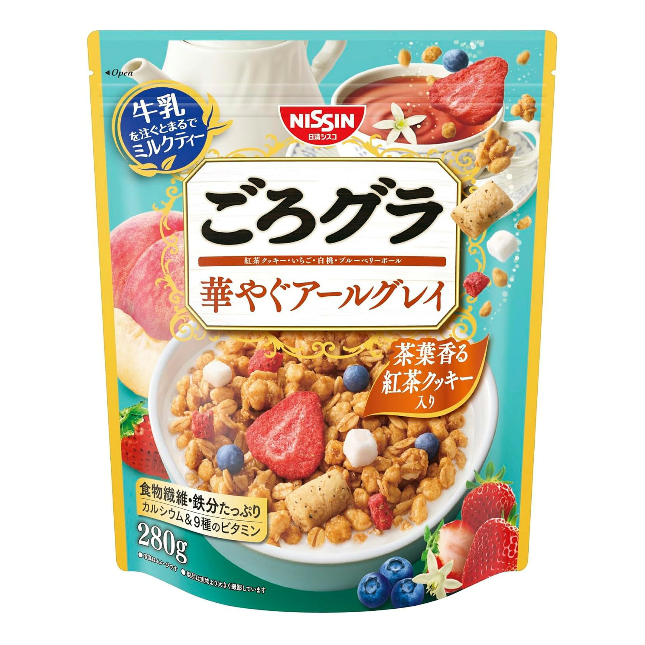 製品について ブランド ごろグラ アイテム (1個) 日清シスコ ごろグラ 華やぐアールグレイ 280g 材質/成分表示 オーツ麦フレーク（オーストラリア製造又はイギリス製造又はその他）、小麦シリアルパフ（大豆を含む）、ライ麦シリアルパフ（コーングリッツ、ライ麦粉、小麦粉、その他）、砂糖、植物油脂、水溶性食物繊維、紅茶クッキー（小麦粉、砂糖、ショートニング、でん粉、発酵バター、紅茶葉、食塩）、デキストリン、乾燥いちご加工品、ブルーベリーパフ加工品（砂糖、小麦粉、コーングリッツ、食塩、ブルーベリー果汁パウダー）、乾燥白桃加工品、紅茶エキス、乳糖／着色料（カラメル、クチナシ、アントシアニン）、炭酸カルシウム、加工でん粉、乳化剤、ビタミンC、酸味料、香料、酸化防止剤（ビタミンE、ビタミンC、ローズマリー抽出物）、ピロリン酸鉄、増粘剤（アラビアガム）、光沢剤、カゼインNa、ナイアシン、パントテン酸カルシウム、ビタミンB6、ビタミンB1、ビタミンB2、葉酸、ビタミンD、ビタミンB12 栄養成分 エネルギー(kcal)：164、たんぱく質(g)：2.6、脂質(g)：5.0、コレステロール(mg)：0、炭水化物(g)：30.2、-糖質(g)：25.8、-食物繊維(g)：4.4、食塩相当量(g)：0.25、カルシウム(mg)：51、鉄(mg)：4.2、ナイアシン(mg)：3.0、パントテン酸(mg)：0.60、ビタミンB1(mg)：0.29、ビタミンB2(mg)：0.11、ビタミンB6(mg)：0.36、ビタミンB12(μg)0.32、ビタミンC(mg)：24、ビタミンD(μg)2.6、葉酸(μg)80、リン(mg)：55、カリウム(mg)：68 商品区分 食品 賞味期限 パッケージ裏面 生産国 日本 コード 4901620161842 メーカー 日清シスコ 広告文責 株式会社ルシオン商品詳細 ●「ごろグラ 華やぐアールグレイ」は、期間限定フレーバー。 ひと口でふわっと広がる、華やかなアールグレイの香りが特長です。 茶葉香る紅茶クッキーと、贅沢にごろっと入った果実。大きめスライスいちご、白桃、粒いちごに加え、食感が楽しいブルーベリーボール。 ザクザク食感のグラノーラに、甘酸っぱさと香りの余韻が重なり、いつもの朝をちょっと特別にしてくれます。 ●牛乳をかけると香りがふくらみ、まるでミルクティーのような味わいに。 牛乳はもちろん、豆乳・オーツミルクなどお好みのミルクでアレンジしやすく、毎日の朝食が自分好みに楽しめます。 ●栄養面も充実。 食物繊維・鉄分たっぷりで、1/3日分のカルシウムと9種のビタミン入り。各種ミルクを合わせれば、たんぱく質・脂質・炭水化物（PFC）をバランスよく取り入れやすいのも嬉しいポイントです。 ※リニューアルに伴い、パッケージ・内容等予告なく変更する場合がございます。予めご了承ください。
