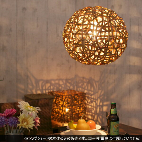 アジアンテイストの強いボールランプですが、和のテイストが良く似合います。

壁に映し出された光の陰影が空間に広がりを作り、ドラマチックな印象に心がときめきますね。