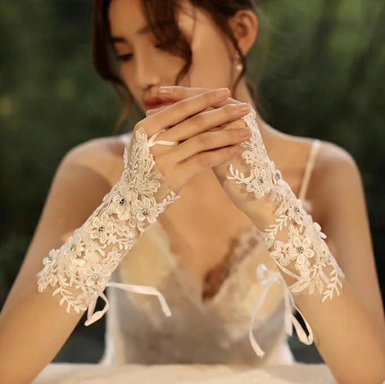 【送料無料】ウェディンググローブ ウエディンググローブ フィンガーレス ウェディング小物 刺繍 ブライダル小物 披露宴 発表会 演奏会 清楚感満載のウェディング...