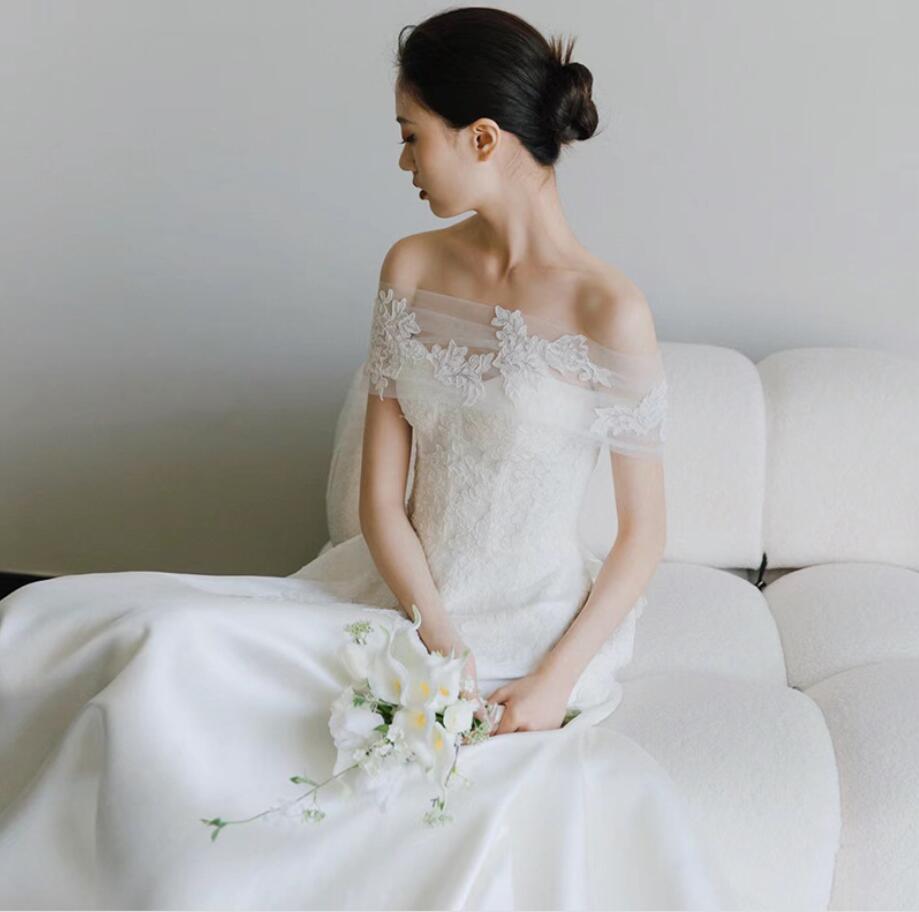 【送料無料】ウエディングドレス ドレス ビスチェ スレンダーライン 床付き オフショルダー 編み上げ ..