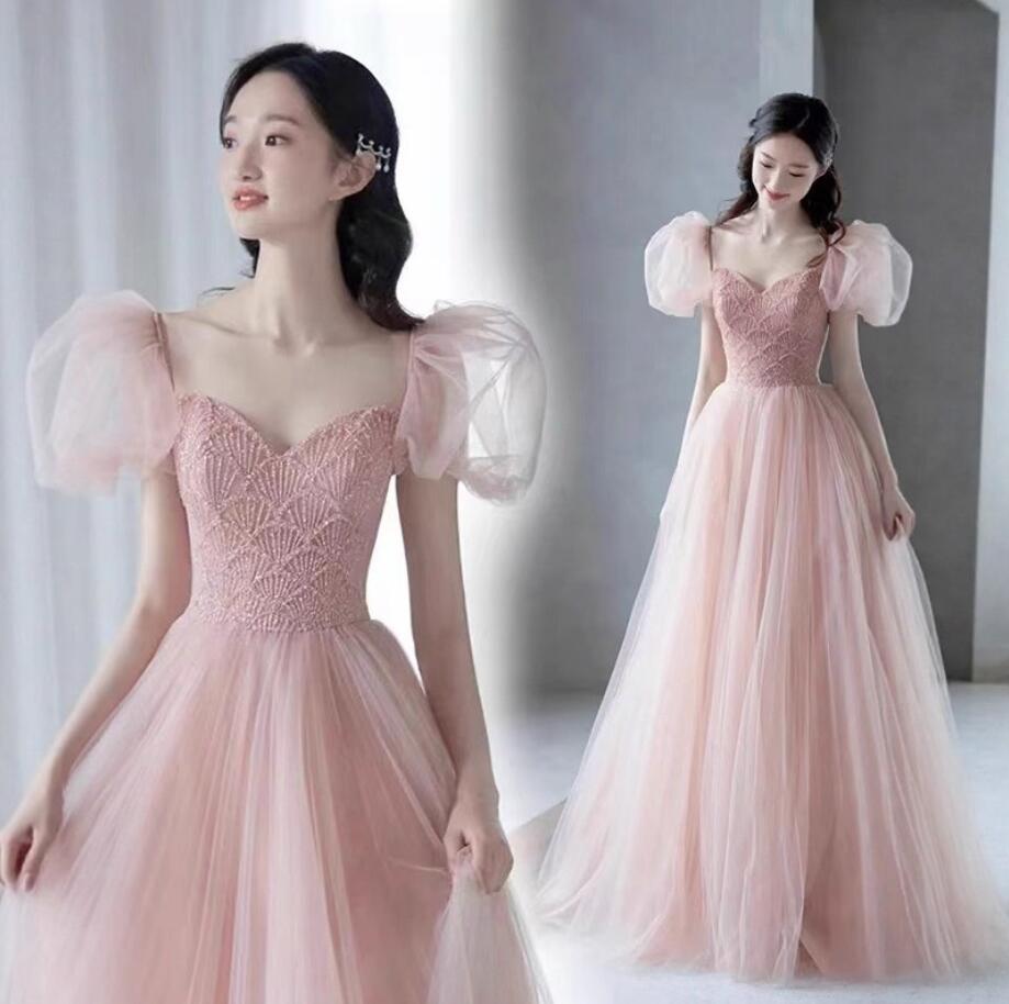 【送料無料】 カラードレス ロングドレス ウェディングドレス 大人ドレス パーティードレス プリンセスライン 編み上げ 床付きドレス オフショルダー パフスリープ ボリューム袖 演奏会 二次会 気質 優しいスタイル クラシックドレス 海辺の結婚式【XS~XL】【ピンク】