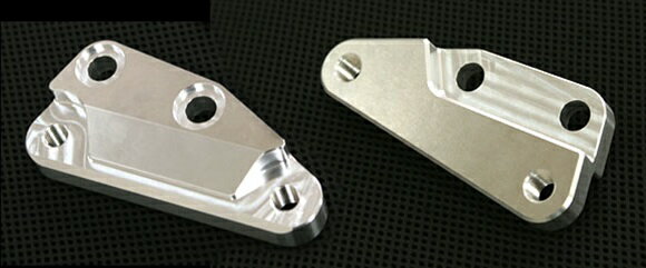 TMAX 04J フロント310mmローター用キャリパーサポート(ブラックアルマイト) [R5 FACTORY] TMAX 2型 (5VU) ブレーキ関連