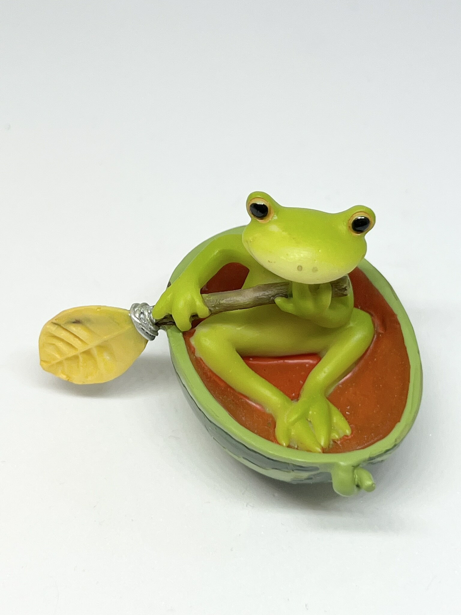 可愛い蛙シリーズ【忙しい朝 通勤】カエル 無事に帰る 縁起物 置物 装飾品 飾り インテリア オブシェ 小物