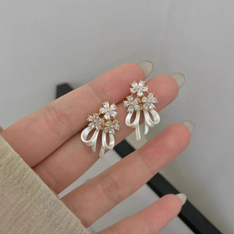 樂天商城 - フラワーブーケピアス ガーリー ピアス お花 フラワー ブーケ スタッドピアス ホワイト おしゃれ かわいい 花