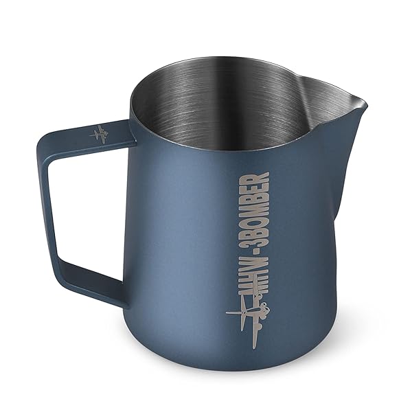 ミルクピッチャー ラテアート ステンレス 500ml エスプレッソ ミルクジャグ カフェラテ 握りやす 革新デザイン（ブルー）P5014MB-OS