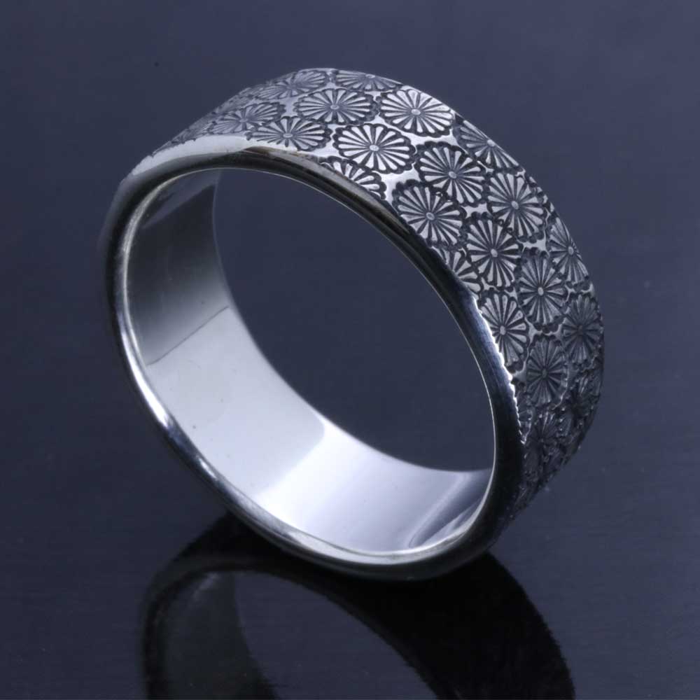 指輪 メンズ 龍頭 乱菊 菊紋 平打ち シルバーリング 参 8mm幅 シンプル ブランド 菊花紋章 菊の紋章 家紋 紋章 和柄 和風 リング ギフト プレゼント おしゃれ お洒落 14号～27号