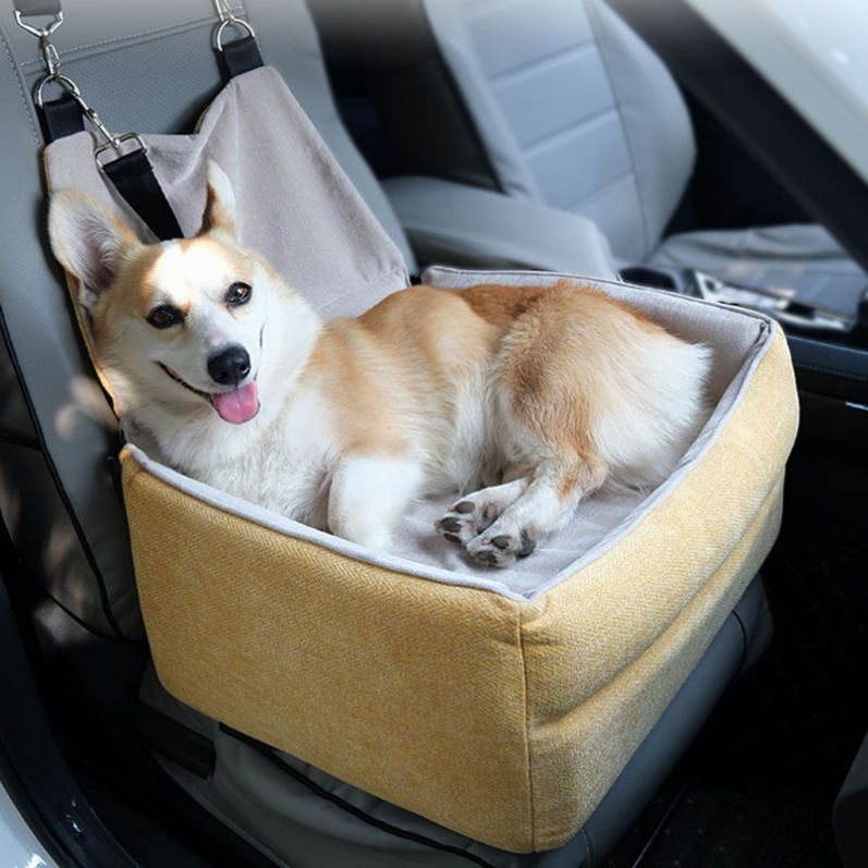 表地素材：合成繊維内部素材：合成繊維詰め物素材：スポンジ★ペットや愛犬とのドライブや旅行、ちょっとしたお出かけの際に、車内設置用のベッド用シートがあればとても楽しくなります。ペットや愛犬のためにファーストシートをご用意されては。★シートは車の内装と色、質感にとてもマッチしています。★飛び出し防止の為にシートベルトを通すことでしっかり座席に固定しできます。ショルダーストラップをヘッドレストにかけて固定できしっかりした安定感を確保しペットの安全をしっかり守ります。また、シートの中にリードも備えて、ドライブ中の車酔いなどの心配はありません。★キャンプ場へのドライブ中も安心。底面には滑り止め生地を使用し、座席にしっかりフィットして滑りにくくなっています。★旅行時にペットを連れていくことができない場合、ペットカーシートを家に置いて犬用ベッドとして使用するのも良い選択です！寝室やリビングルームに置くだけで、きっとあなたのペットはこの温かい場所が気に入るでしょう。ペットドライブボックス 愛犬との特別なアウトドア体験 車用ペットシートは、大切なペットと一緒に車での移動を快適にするための必須アイテムです。このシートは、ペットの保護と快適さを確保するために特別に設計されています。 移動もラクラク 女性でも軽々と車まで移動できます。忙しい主婦の方でもストレスなく利用でき、アウトドアやキャンプの準備もスムーズです。 □セキュリティ：シートには、ペットをして固定するためのベルトが装備されています。これにより、急ブレーキや車の揺れといった状況でもペットが確実に保護されます。 □快適なデザイン：車用ペットシートは、ペットが快適に座ることができるように設計されており、クッションが備わっています。 【使用方法】 1、車のシートにコネクターやストラップを使用してシートを確実に固定します。 2、シートの上にペット用のクッションを敷き、ペットが快適に座るようにします。 3、ペットをシートに乗せ、付属のベルトで確実に固定します。 ●シートは定期的に清潔に保つようにしましょう。 ●ペットがシートに噛んだり、破損させたりしないように注意してください。 ●長時間のドライブの際は、ペットの休憩を忘れずに行いましょう。 ドライブボックス 犬 中型犬 小型犬 もふもふ 大型犬 猫 中小型犬 猫用ドライブボックス ペット用ドライブボックス 犬猫キャリーゲージ ドライブシート 車 犬用カー用品 犬用ブースター・カーシート ドライブベッド ペット用ドライブシート 後部座席 キャリー 犬用ドライブベッド ペット 犬用ベッド・クッション ペットドライブボックス ふわふわ 冬 冬用 車用 ペットベッド ペットクッション 車用ペットクッション ソファー 小さい 2way ペットソファー ドライブ用品 ペット用品 車用ベッド ベッドドライブボックス 猫 中小型犬 猫用ドライブボックス ペット用ドライブボックス 犬猫キャリーゲージ ドライブシート 2匹 犬 車 犬用カー用品 犬用ブースター・カーシート 犬 ベッド 車 車用ベッド 犬の車用ベッド 小型犬 犬車に乗せるベッド lサイズ 犬用ドライブベッド 中型犬 犬用カー用品 犬用ブースター・カーシート 犬用ベッド・クッションペットベッド ペットクッション 犬 車 車用ペットクッション 中型犬 ペット ソファー ドライブベッド 小さい犬 猫 2way家用 車用 ペットソファー ドライブ用品 ペット用品 車用ベッド ドライブベッド 犬 l 2匹 小型犬 犬 ペット用ドライブシート 8キロ 円形 後部座席 キャリー 中型犬 犬用ドライブベッド 助手席 大型犬 ペット 犬用ベッド・クッション 2匹用 多頭 ペットドライブボックス 小型犬 ふわふわ 冬 冬用 2匹 助手席 コンソール 大型犬 アームレスト 猫 車 ペット用ドライブボックス 中型犬 車用 犬猫キャリーゲージ ドライブシート ドライブボックス lサイズ 犬 ブラウン 小型犬 アームレスト 2匹 コンソール 助手席 もふもふ 中型犬 大型 大型犬 助手席 多頭 犬多頭飼い用ドライブボックス 犬ドライブボックス多頭