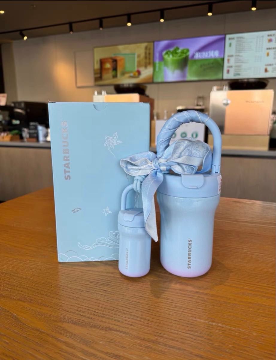 商品説明 【商品名】 中国限定 Starbucks 海底綺遇シリーズ オーロラ ストロータンブラー 420ml ミニボトルチャーム付き 中国スターバックス限定「海底綺遇シリーズ」のステンレス製ストロータンブラーです。 淡いブルーからピンクへと移り変わる幻想的なオーロラカラーが特徴。光沢感のある仕上がりとSTARBUCKSロゴを組み合わせた、爽やかで上品なデザインです。 ストロー付きのフタには、華やかなスカーフ風リボンをあしらい、さらにミニボトル型チャームが付属。チャームにはストラップが付いており、細部までこだわった特別感のあるアイテムです。 【商品詳細】 ・ブランド：Starbucks ・シリーズ：海底綺遇シリーズ ・容量：420ml ・カラー：ライトブルー×オーロラ ・ストロー付き ・スカーフ風リボン付き ・ミニボトル型チャーム付き ・中国限定 新品・未使用品です。 ストロー、ストレーナー、ミニボトルチャームなど付属品も充実しており、普段使いはもちろん、スターバックスグッズのコレクションやプレゼントにもおすすめです。