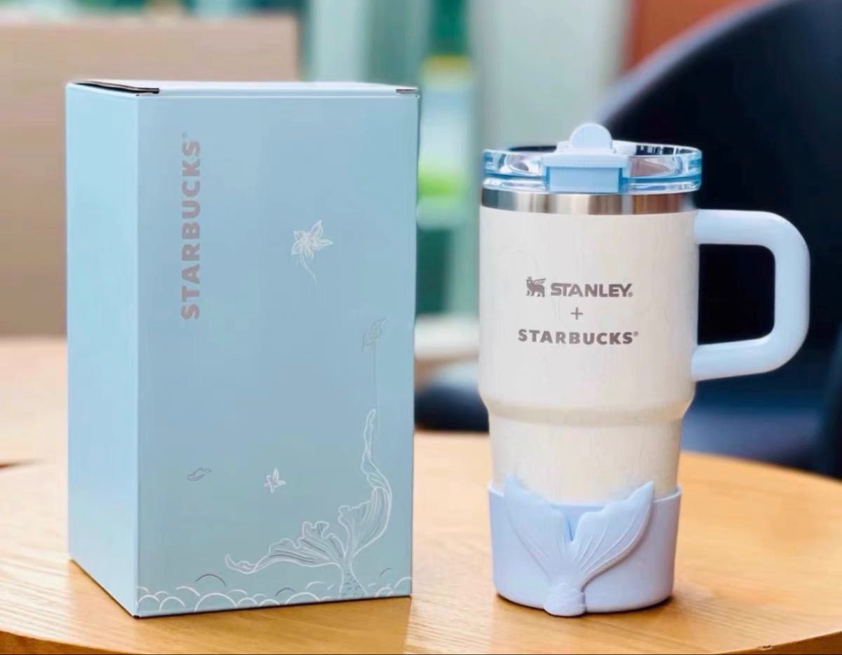 商品説明 商品名： Starbucks 中国限定 ステンレスタンブラー ストロー付き 591ml ホワイト 商品説明： スターバックス中国限定のストロー付きステンレスタンブラーです。 やさしいホワイトカラーを基調とした、シンプルで使いやすいデザイン。 大きめのハンドル付きで持ちやすく、デスクワークやお出かけなど、さまざまなシーンで活躍します。 フタとストローが付属しており、直接飲むだけでなくストロー飲みにも対応。 容量はたっぷり入る591mlサイズです。 【商品詳細】 ・ブランド：STARBUCKS（スターバックス） ・容量：約591ml ・カラー：ホワイト系 ・付属品：フタ、ストロー ・中国限定商品 ・新品未使用 シンプルなカラーリングで季節を問わず使いやすく、普段使いはもちろん、オフィスやドライブ用にもおすすめです。