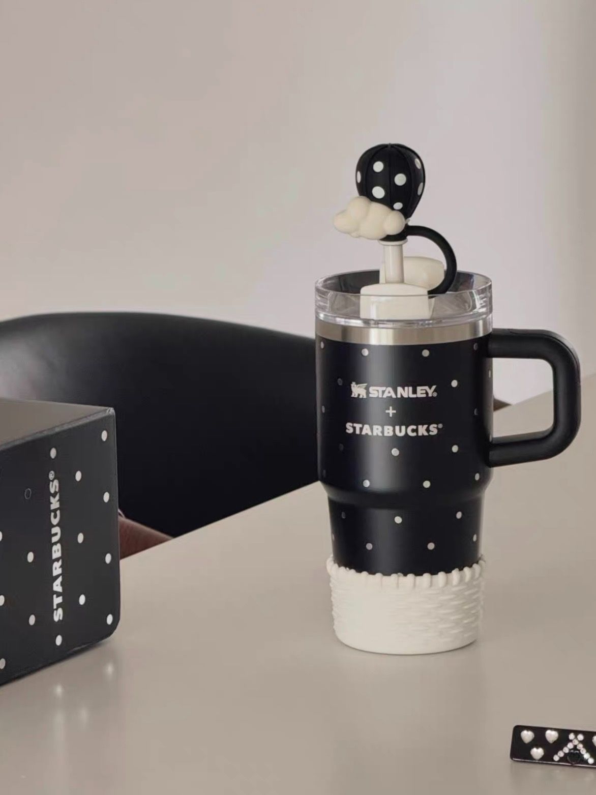 【商品名】 STANLEY × Starbucks スタンレー × スターバックス コラボ ドット柄 ステンレスタンブラー 591ml ブラック×ホワイト 【商品内容】 STANLEY × Starbucksのドット柄タンブラーが登場♪ ブラックのボディにホワイトの水玉模様を散りばめた、シンプルながら存在感のあるデザイン♡ フロントにはSTANLEY × STARBUCKSのコラボロゴが施されています。 ストローにはブラック×ホワイトのバルーンモチーフのチャームが付いており、遊び心あふれるかわいらしい仕上がりです♪ ホワイトの編み込み風底カバーがアクセントになり、モノトーンで統一されたおしゃれなタンブラー。 容量は591mlで、普段使いにもぴったり！ ストロー飲み・直飲みの2WAY仕様で、シーンに合わせて使い分けられます。 ※画像のタンブラー1点の販売です。 【商品状態】 新品未使用品です。 【商品特徴】 ・ブランド：STANLEY × Starbucks ・容量：591ml ・カラー：ブラック×ホワイト ・デザイン：ドット柄（水玉模様） ・ストロー付き ・バルーンモチーフのストローチャーム付き ・持ちやすいハンドル付き ・ストロー飲み＆直飲みの2WAY仕様 ・ホワイトの編み込み風底カバー付き ・保温保冷タンブラー シンプルなモノトーンデザインは、通勤・通学、オフィス、ドライブなど、さまざまなシーンで活躍します♡ スターバックスやSTANLEYがお好きな方へのプレゼントにもおすすめです♪