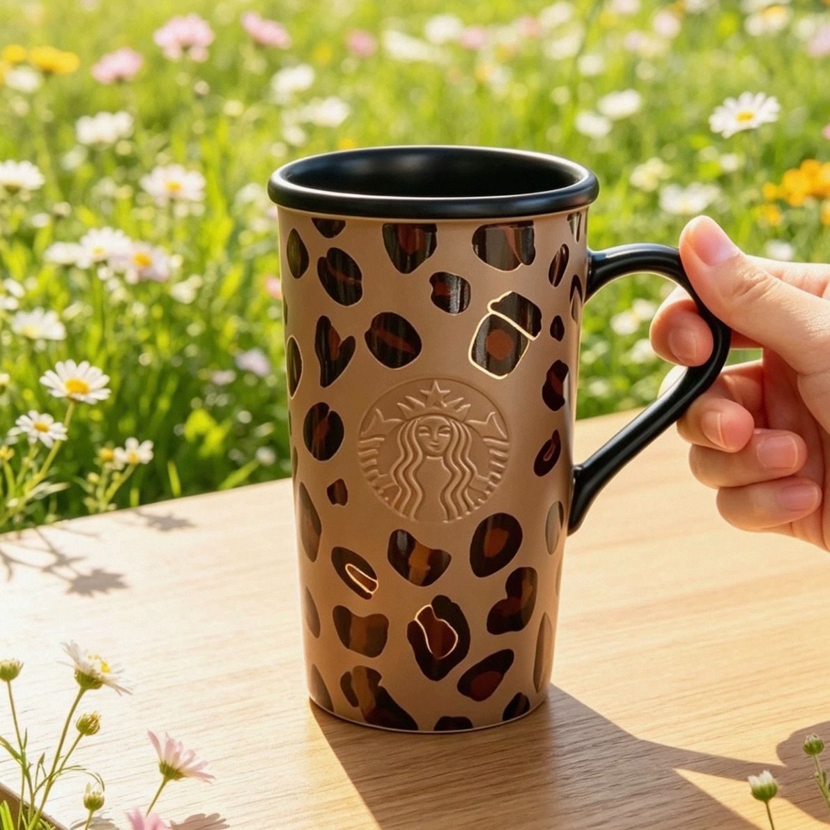 商品の説明 【商品名】 Starbucks スターバックス レオパード コーヒートーンシリーズ セラミックマグカップ 473ml 【商品概要】 ブラウンを基調としたレオパード柄に、コーヒーをイメージしたモチーフを組み合わせたスターバックスのマグカップです。 中央にはサイレンロゴが立体的にデザインされ、ブラックカラーの飲み口とハンドルが全体を引き締めています。 容量約473mlの大きめサイズで、コーヒー、紅茶、カフェラテなどをたっぷり楽しめます。 【商品状態】 新品・未使用 掲載写真にはデザインや仕様確認用の見本品が含まれます。お届けする商品は新品未開封品です。 【商品詳細】 ・ブランド：Starbucks／スターバックス ・シリーズ：レオパード コーヒートーンシリーズ ・商品タイプ：マグカップ ・容量：約473ml ・素材：陶磁器 ・カラー：ブラウン×ブラック ・デザイン：レオパード柄・ヒョウ柄、コーヒーモチーフ ・立体サイレンロゴ ・専用ボックス入り 【特徴】 落ち着いたコーヒーカラーと大胆なレオパード柄を組み合わせた、存在感のあるデザインです。 普段使いはもちろん、スターバックスグッズのコレクション、インテリア、誕生日や記念日のプレゼントにもおすすめです。 【お手入れ方法】 ・手洗いのみ ・食器洗浄機使用不可 ・電子レンジ使用不可 ・オーブン使用不可