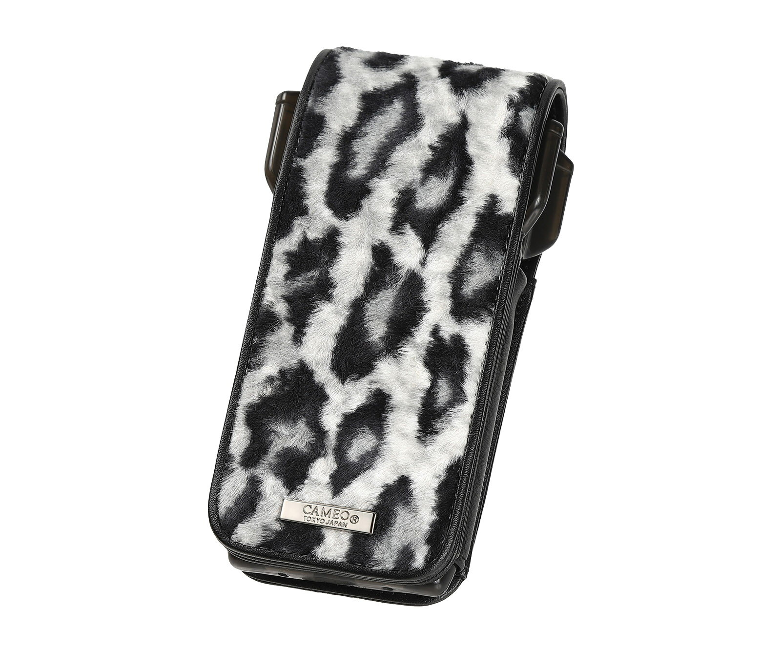 ■商品説明CAMEO ACENTO FAUNA■仕様・素材　合成皮革、レーヨンシール、COTTON・サイズ（約）縦×横×幅＝160〜170mm（調節可能）×70mm×40mm・収納概要　バレル1set、チップ、フライト、シャフト、カードポケット、マルチポケット・ドロップスリーブ標準装備、オリジナルカラビナ付属■商品について　上質なアニマル柄を使用した、スタイリッシュなダーツケース。ダーツ一式をスマートに持ち運ぶことができます。■特徴・軽量、スリム、コンパクト・ハードケース「ドロップスリーブ」が標準装備・ダーツの長さに合わせて、ケースの長さが調節可能・腰に掛けて使用可能■その他・裁断部分によって、柄の出方が1つ1つ異なります。・ケース以外は撮影、使用見本です。☆CAMEO JAPANの安心品質保証☆CAMEO製品は厳しい検査のもと生産をしておりますが、万が一故障や破損が発生した場合は新品と無償で交換致します。※ご購入から1ヶ月以内に限りますただし以下の項目に該当する場合は、上記の適用対象外となります。・使用上の誤り、または不当な修理や改造によって生じた破損・CAMEO製品以外のパーツを使用したことによる破損・商品送付後の輸送、移動、落下等によって生じた破損・火災、地震、水害、落雷、その他の天変地異によって生じた破損※※こちらの商品は、以下のフライトにはご使用頂けません。お確かめのうえ、ご購入下さいますようお願い致します。・CONDOR AXE 120・CONDOR ダイヤモンド・FIT FLIGHT-PROV-6、D-6、S-6