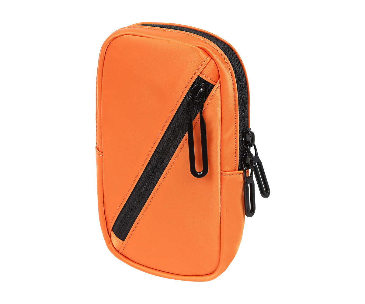 ■商品説明CAMEO SLANT■仕様・素材　ナイロン、ポリエステル、コットン・サイズ（約）縦×横×幅＝170mm×90mm×40mm・収納概要　バレル最大3set、チップ、フライト、シャフト、カードポケット、マルチポケット・付属品 ドロップスリーブ、オリジナルカラビナ■商品について　高密度ナイロンを使用した、ハイキャパシティのダーツケース。最大3セットのバレルと周辺パーツをスマートに持ち運ぶことができます。■特徴・軽量、スリム、コンパクト・ハードケース「ドロップスリーブ」が標準装備・腰に掛けて使用可能・道具感を消し去った、ミニマルなデザイン■その他・ケース以外は撮影、使用見本です。・内側の仕様の写真は、一部をひっくり返して撮影しています。・収納可能なダーツセッティングの最大長は154mmです。☆CAMEO JAPANの安心品質保証☆CAMEO製品は厳しい検査のもと生産をしておりますが、万が一故障や破損が発生した場合は新品と無償で交換致します。※ご購入から1ヶ月以内に限りますただし以下の項目に該当する場合は、上記の適用対象外となります。・使用上の誤り、または不当な修理や改造によって生じた破損・CAMEO製品以外のパーツを使用したことによる破損・商品送付後の輸送、移動、落下等によって生じた破損・火災、地震、水害、落雷、その他の天変地異によって生じた破損※※こちらの商品は、以下のフライトにはご使用頂けません。お確かめのうえ、ご購入下さいますようお願い致します。・CONDOR AXE 120・CONDOR ダイヤモンド・FIT FLIGHT-PROV-6、D-6、S-6