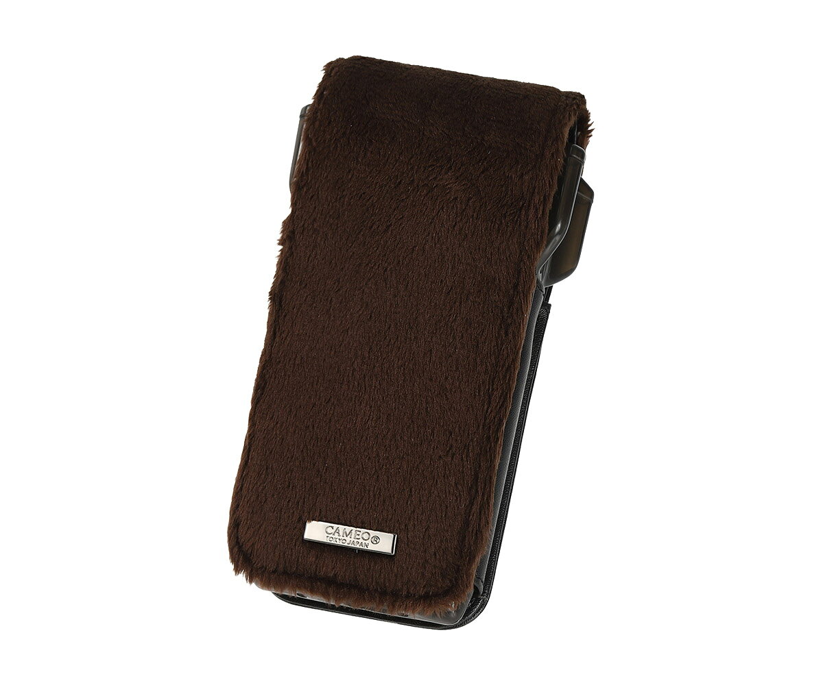 ■商品説明CAMEO ACENTO LUXFUR■仕様・素材　合成皮革、ポリエステル・サイズ（約）縦×横×幅＝160〜170mm（調節可能）×70mm×40mm・収納概要　ダーツ1set、チップ、フライト、シャフト、カードポケット、マルチポケット・付属品 ドロップスリーブ、オリジナルカラビナ■商品について　上質なファー素材を使用した、スタイリッシュなダーツケース。ダーツ一式をスマートに持ち運ぶことができます。■特徴・軽量、スリム、コンパクト・ハードケース「ドロップスリーブ」が標準装備・ダーツの長さに合わせて、ケースの長さが調節可能・腰に掛けて使用可能■その他・ケース以外は撮影、使用見本です。・強い力が加わるとファーの毛が抜ける場合がございますのでご注意ください。☆CAMEO JAPANの安心品質保証☆CAMEO製品は厳しい検査のもと生産をしておりますが、万が一故障や破損が発生した場合は新品と無償で交換致します。※ご購入から1ヶ月以内に限りますただし以下の項目に該当する場合は、上記の適用対象外となります。・使用上の誤り、または不当な修理や改造によって生じた破損・CAMEO製品以外のパーツを使用したことによる破損・商品送付後の輸送、移動、落下等によって生じた破損・火災、地震、水害、落雷、その他の天変地異によって生じた破損※※こちらの商品は、以下のフライトにはご使用頂けません。お確かめのうえ、ご購入下さいますようお願い致します。・CONDOR AXE 120・CONDOR ダイヤモンド・FIT FLIGHT-PROV-6、D-6、S-6
