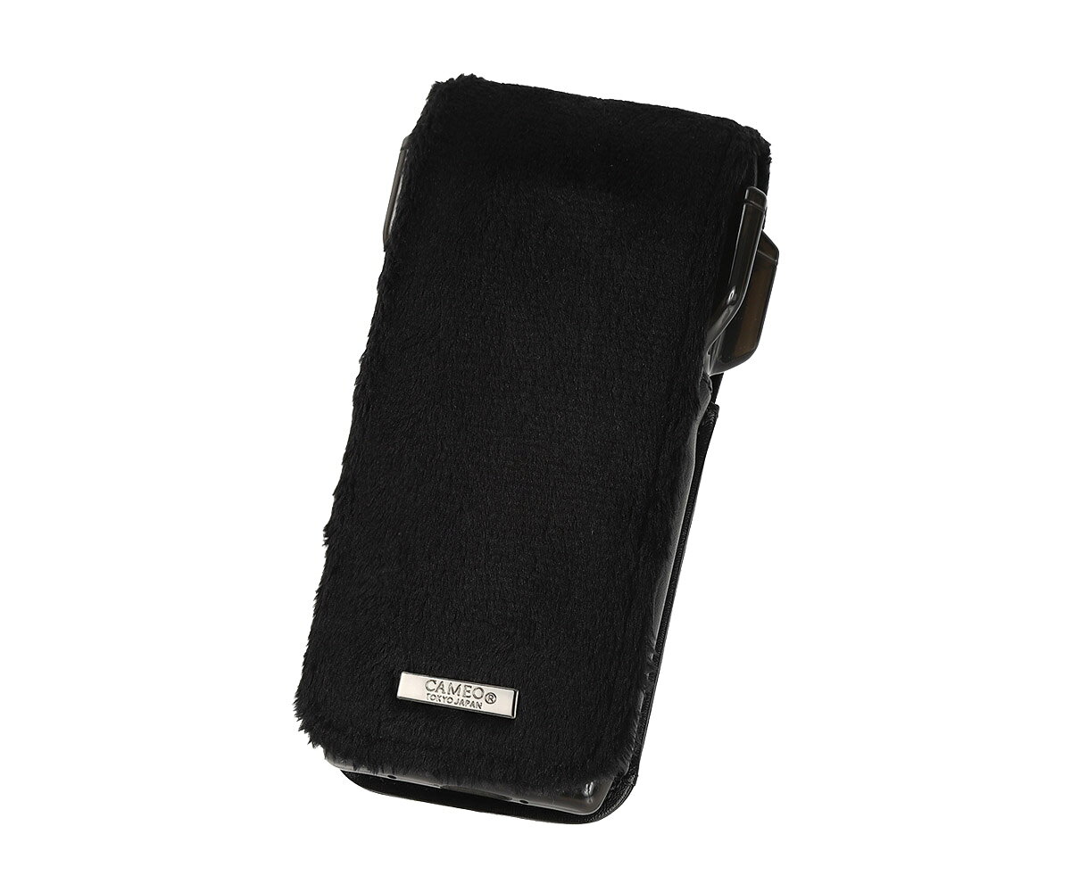 ■商品説明CAMEO ACENTO LUXFUR■仕様・素材　合成皮革、ポリエステル・サイズ（約）縦×横×幅＝160〜170mm（調節可能）×70mm×40mm・収納概要　ダーツ1set、チップ、フライト、シャフト、カードポケット、マルチポケット・付属品 ドロップスリーブ、オリジナルカラビナ■商品について　上質なファー素材を使用した、スタイリッシュなダーツケース。ダーツ一式をスマートに持ち運ぶことができます。■特徴・軽量、スリム、コンパクト・ハードケース「ドロップスリーブ」が標準装備・ダーツの長さに合わせて、ケースの長さが調節可能・腰に掛けて使用可能■その他・ケース以外は撮影、使用見本です。・強い力が加わるとファーの毛が抜ける場合がございますのでご注意ください。☆CAMEO JAPANの安心品質保証☆CAMEO製品は厳しい検査のもと生産をしておりますが、万が一故障や破損が発生した場合は新品と無償で交換致します。※ご購入から1ヶ月以内に限りますただし以下の項目に該当する場合は、上記の適用対象外となります。・使用上の誤り、または不当な修理や改造によって生じた破損・CAMEO製品以外のパーツを使用したことによる破損・商品送付後の輸送、移動、落下等によって生じた破損・火災、地震、水害、落雷、その他の天変地異によって生じた破損※※こちらの商品は、以下のフライトにはご使用頂けません。お確かめのうえ、ご購入下さいますようお願い致します。・CONDOR AXE 120・CONDOR ダイヤモンド・FIT FLIGHT-PROV-6、D-6、S-6
