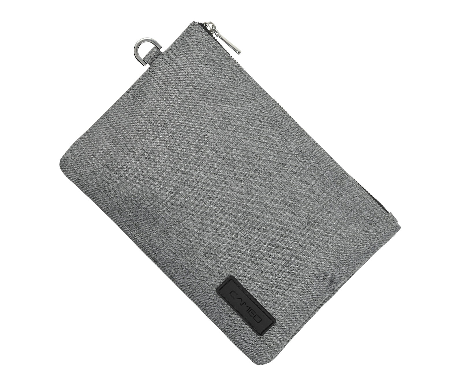 ■商品説明CAMEO FABRIO■仕様・素材　ナイロン、デニム・サイズ（約）縦×横×幅＝140mm×210mm×35mm・収納概要　ダーツ最大1set、カードポケット、マルチポケット・付属品 ドロップスリーブ■商品について　軽さと薄さにこだわった、ダーツプレイヤーのためのポーチ型ケース。ダーツに必要な収納機能をスマートに凝縮しました。ダーツだけでなく、アームサポーターやスマートフォン、化粧品など身の回りのアイテムも収納できる大容量設計。■特徴・長さ調節が可能なハードケース「ドロップスリーブ」が付属。・チップやシャフトなどのパーツを収納できる専用ポケットを配置。・カードを収納できるカードポケットを搭載。・アームサポーター、スマホ、化粧品など身の回り品を収納可能。・左右のDカンにチップケースやフライトケースなどをジョイント可能。・薄型・軽量設計。荷物をできるだけ減らしたいミニマリストにおすすめ。・ダーツ以外の用途にも使える、汎用性の高いポーチ。■その他・ケース以外は撮影、使用見本です。・デニムヴィンテージの生地は裁断部分によって柄の出方が変わります。・ドロップスリーブは、フライトが左側になる向きで収納してください。（ファスナーポケットの位置はドロップスリーブのデッドスペースを活用しているためです）☆CAMEO JAPANの安心品質保証☆CAMEO製品は厳しい検査のもと生産をしておりますが、万が一故障や破損が発生した場合は新品と無償で交換致します。※ご購入から1ヶ月以内に限りますただし以下の項目に該当する場合は、上記の適用対象外となります。・使用上の誤り、または不当な修理や改造によって生じた破損・CAMEO製品以外のパーツを使用したことによる破損・商品送付後の輸送、移動、落下等によって生じた破損・火災、地震、水害、落雷、その他の天変地異によって生じた破損※こちらの商品は、以下のフライトにはご使用頂けません。お確かめのうえ、ご購入下さいますようお願い致します。・CONDOR AXE 120・CONDOR ダイヤモンド・FIT FLIGHT-PROV-6、D-6、S-6