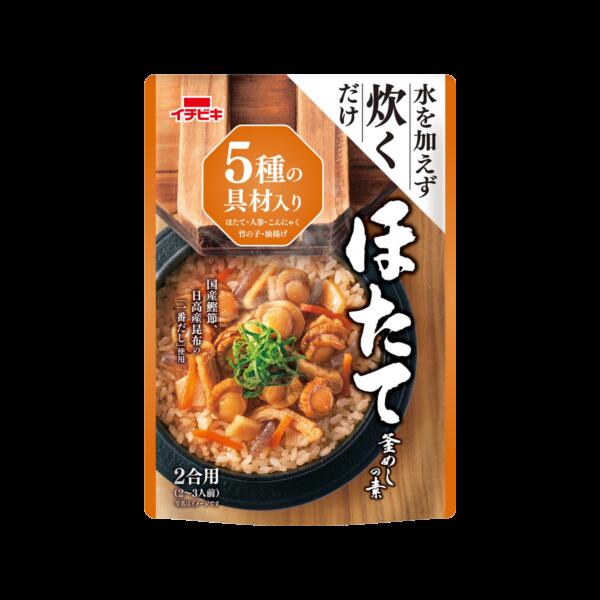 ※20袋まで1個口分の送料で発送可能です。 ●水を加える必要がない、ストレートタイプの釜めしの素です。 ●2合のお米と一緒に炊飯器で炊くだけで、手軽に失敗なく釜めしが作れます。 ●国産鰹節と日高産昆布の一番だし使用。 ●5種の具材(ほたて、人参、こんにゃく、竹の子、油揚げ)入り。 内容量 504g 原材料 ほたて(国産)、人参、こんにゃく、ぶどう糖果糖液糖、竹の子、油揚げ、食塩、しょうゆ、たん白加水分解物、植物油、米発酵調味料、ほたてエキス、バター加工品、鰹節、酵母エキス、昆布／調味料(アミノ酸等)、香料、水酸化Ca(こんにゃく用凝固剤)、豆腐用凝固剤、酸味料、(一部に小麦・乳成分・大豆を含む) 保存方法 直射日光および高温を避け常温で保存 販売者 イチビキ株式会社当店では実店舗でも販売しております。 在庫には注意しておりますが、ご注文を頂いた時点で在庫切れの場合もございます。