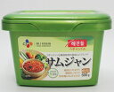 焼肉屋などでもよく見かける、コチュジャンと並び韓国を代表する万能調味料です。韓国みそに健康薬味を加えた身体にも良いものです。サニーレタスやサンチュにのせて、焼肉・キュウリ・にんにく・ネギなどを包んでお召し上がり下さい。ニンジンやキュウリなどの野菜スティックにマヨネーズ感覚でそのままつけて食べるのもおすすめです。 内容量 500g 名称 サムジャン（サンチュ味噌） 原産地 韓国 原材料 味噌、水あめ、小麦粉、砂糖、食塩、小麦、唐辛子粉、たまねぎペースト、しいたけエキス、にんにくエキス、ごま、、大豆粉、たまねぎ、にんにく、唐辛子ペースト、ぶどう糖、麹、酒精、調味料（アミノ酸等）、香料、酸味料 保存方法 直射日光、高温多湿を避け常温で保存して下さい。（開封後要冷蔵）当店では実店舗でも販売しております。 在庫には注意しておりますが、ご注文を頂いた時点で在庫切れの場合もございます。